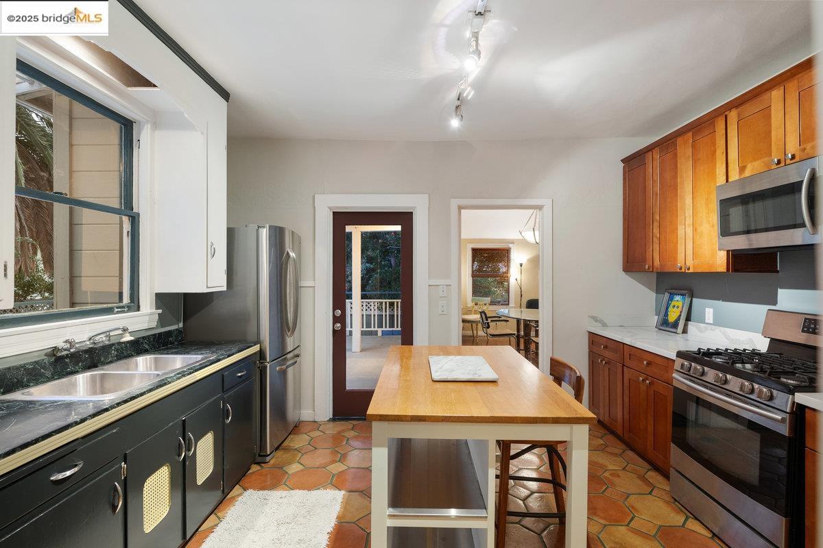 Detail Gallery Image 36 of 49 For 1924 7th Ave, Oakland,  CA 94606 - – Beds | – Baths