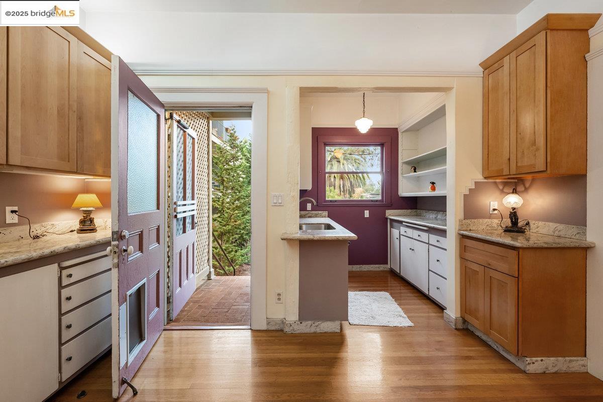Detail Gallery Image 6 of 49 For 1924 7th Ave, Oakland,  CA 94606 - – Beds | – Baths