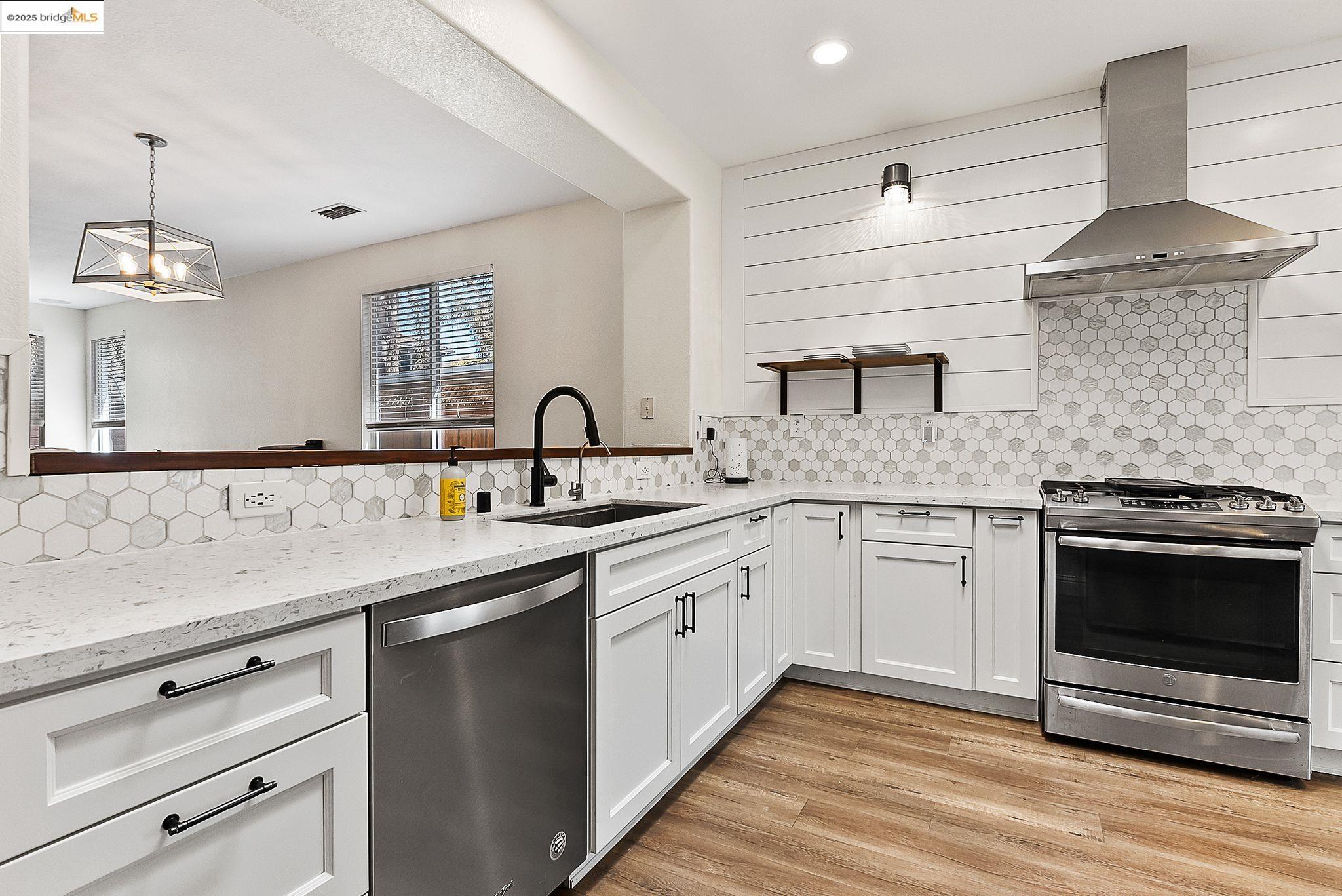 Detail Gallery Image 1 of 42 For 328 Fareham Ct, Discovery Bay,  CA 94505 - 3 Beds | 2 Baths