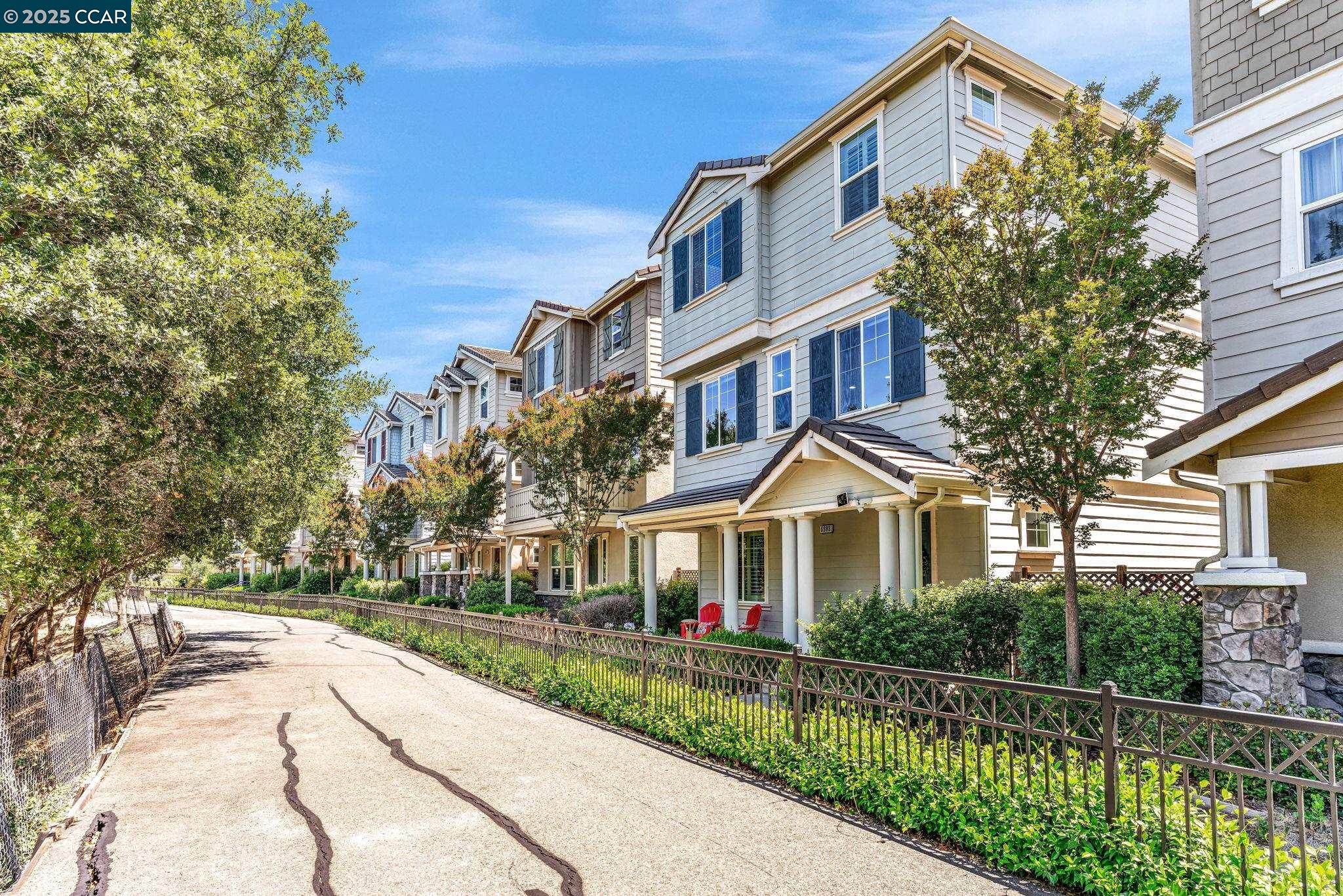 Detail Gallery Image 2 of 42 For 6983 Alamo Creek Trl, Dublin,  CA 94568 - 4 Beds | 3/1 Baths