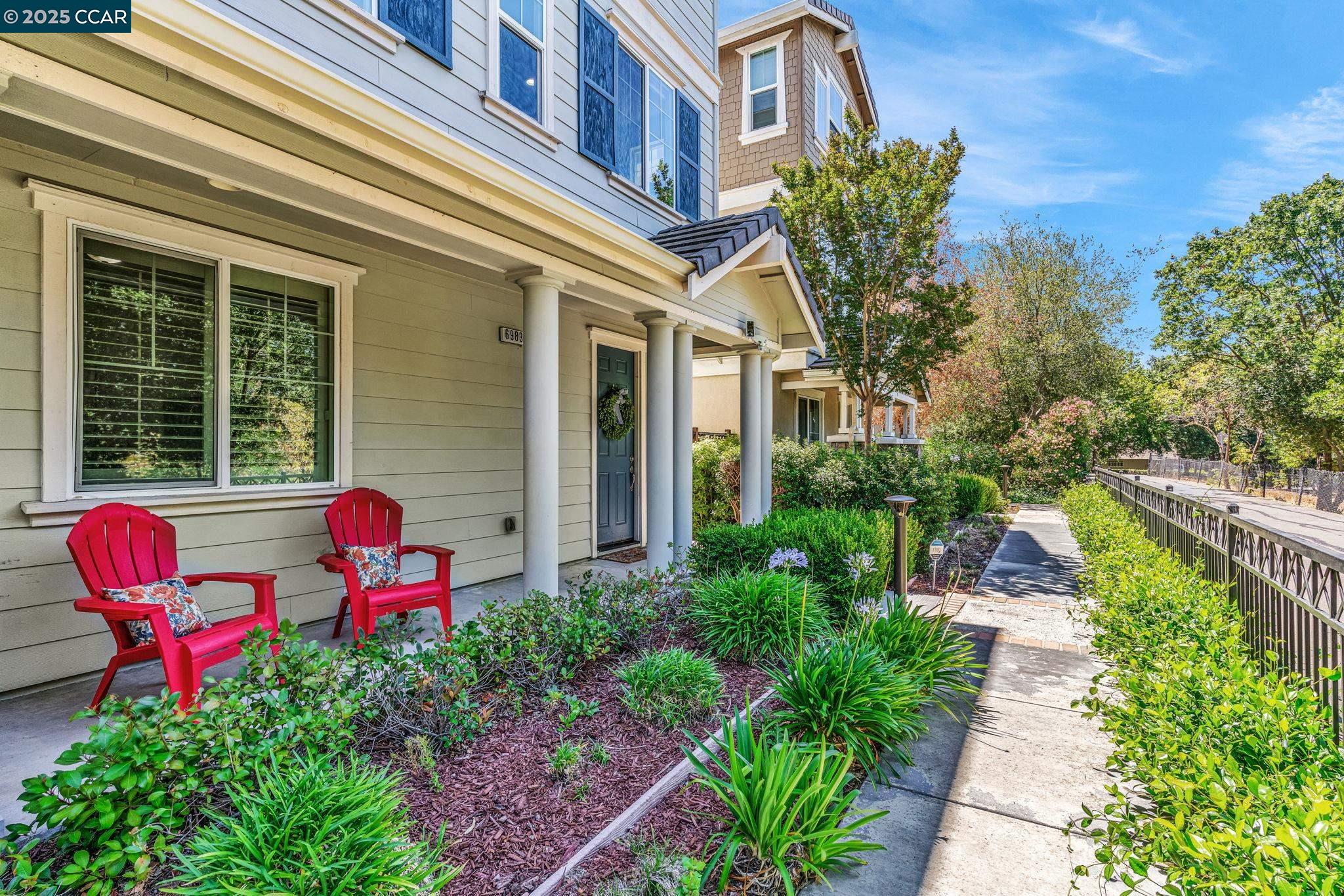 Detail Gallery Image 5 of 42 For 6983 Alamo Creek Trl, Dublin,  CA 94568 - 4 Beds | 3/1 Baths