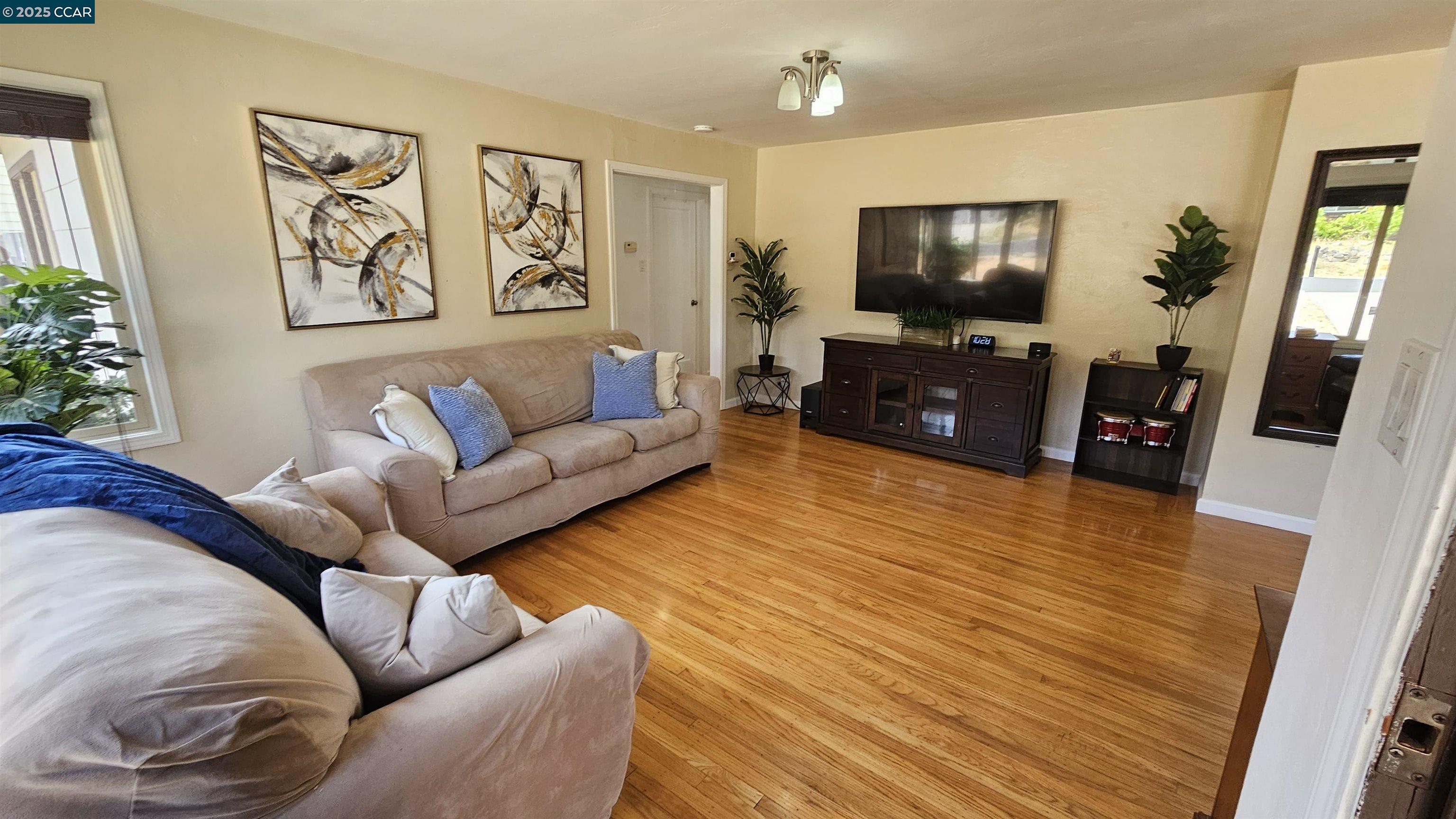 Detail Gallery Image 3 of 26 For 1051 Saint Andrews Dr, El Sobrante,  CA 94803 - 2 Beds | 1 Baths