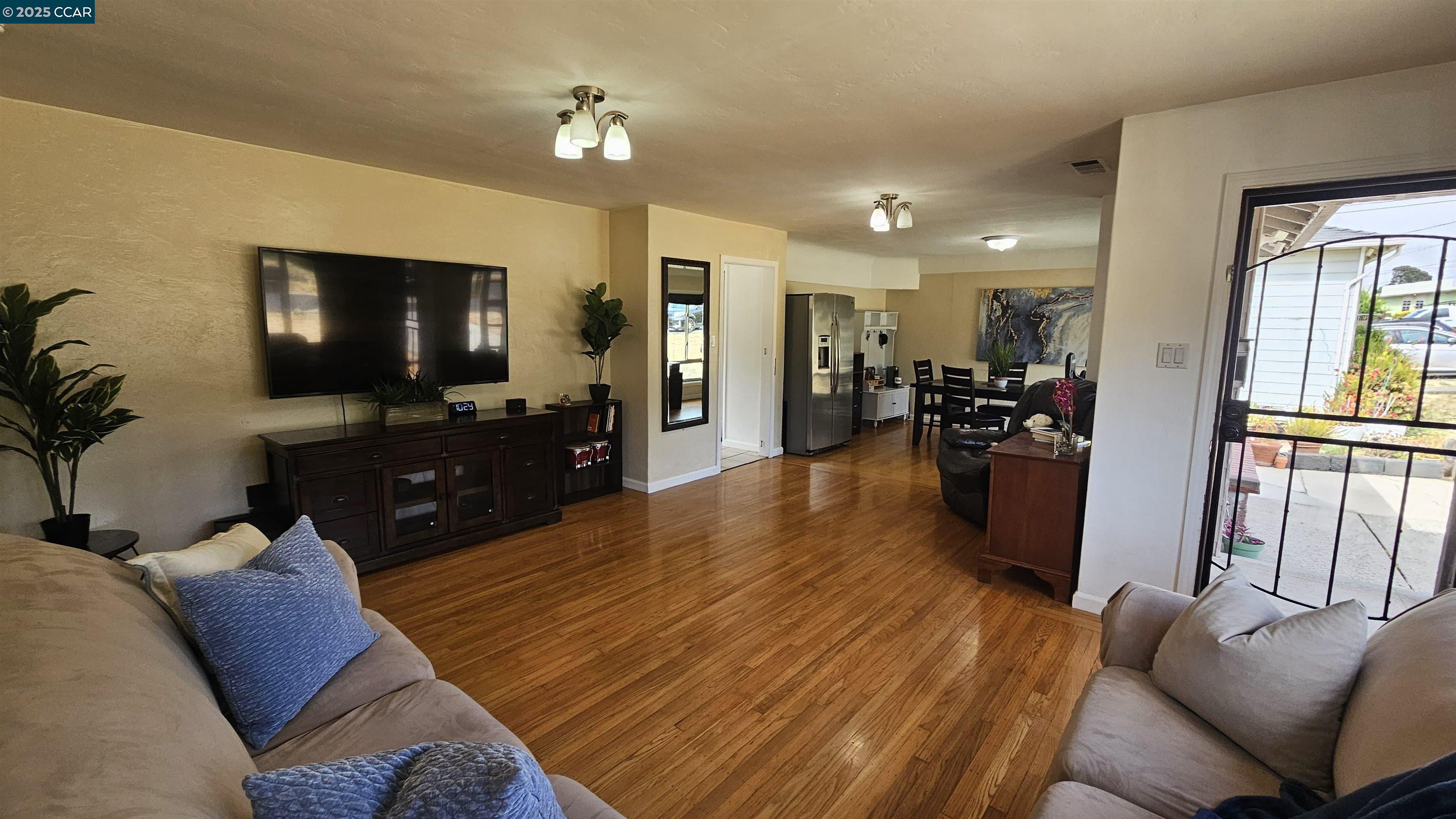 Detail Gallery Image 4 of 26 For 1051 Saint Andrews Dr, El Sobrante,  CA 94803 - 2 Beds | 1 Baths