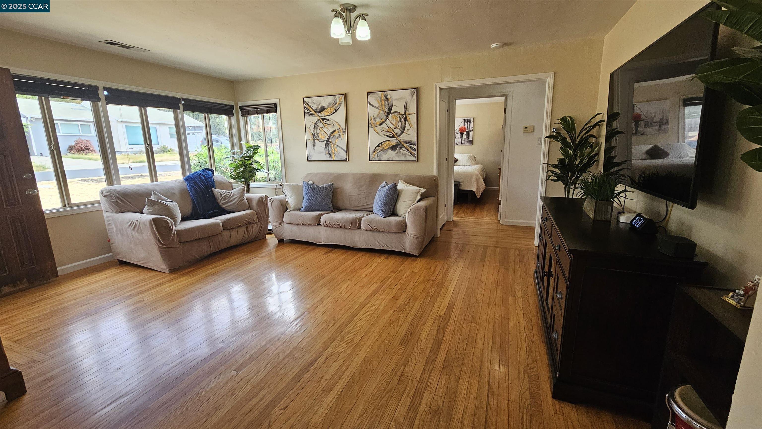 Detail Gallery Image 5 of 26 For 1051 Saint Andrews Dr, El Sobrante,  CA 94803 - 2 Beds | 1 Baths