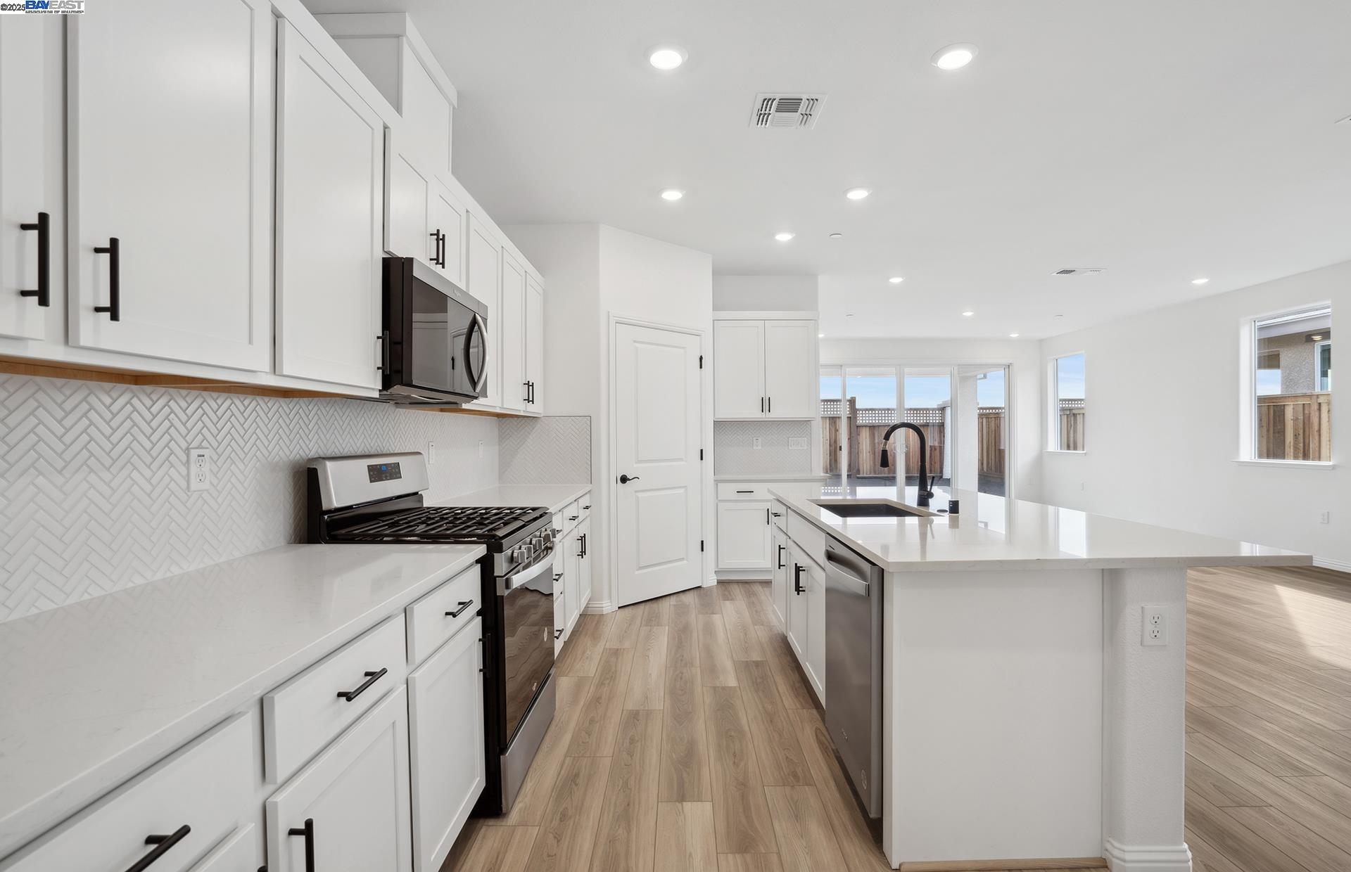 Detail Gallery Image 12 of 36 For 17858 Brightwood Avenue, Lathrop,  CA 95330 - 3 Beds | 2 Baths