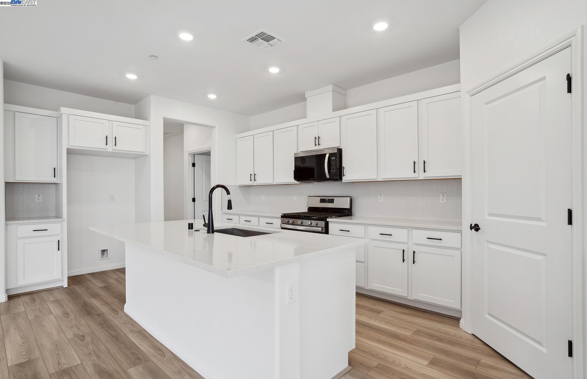 Detail Gallery Image 10 of 36 For 17858 Brightwood Avenue, Lathrop,  CA 95330 - 3 Beds | 2 Baths