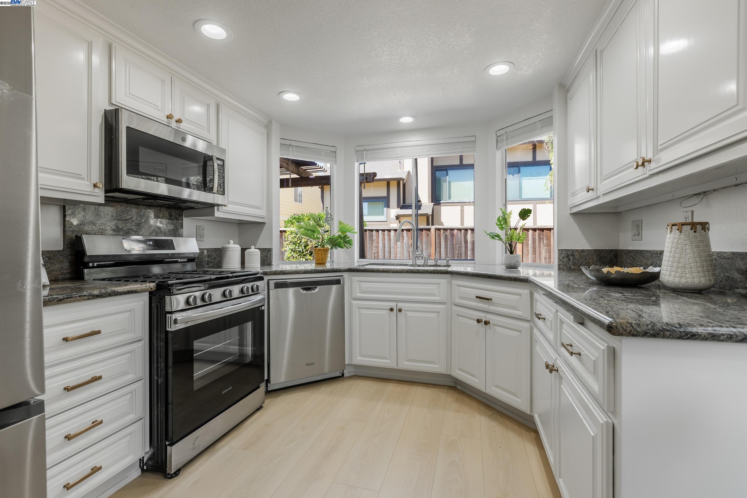 Detail Gallery Image 10 of 35 For 777 Erie Cir, Milpitas,  CA 95035 - 4 Beds | 2/1 Baths