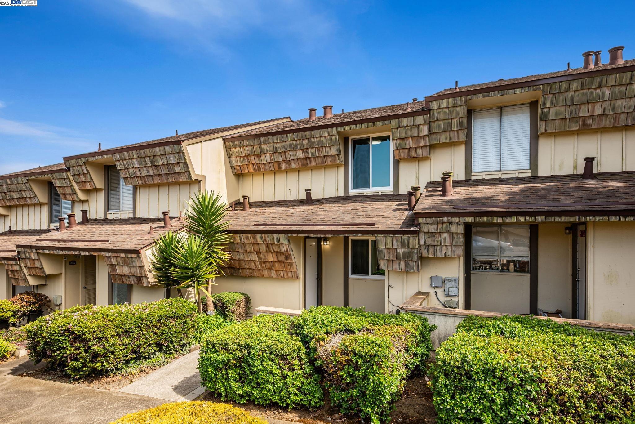 Detail Gallery Image 2 of 28 For 2751 Duhallow Way, South San Francisco,  CA 94080 - 3 Beds | 1/1 Baths