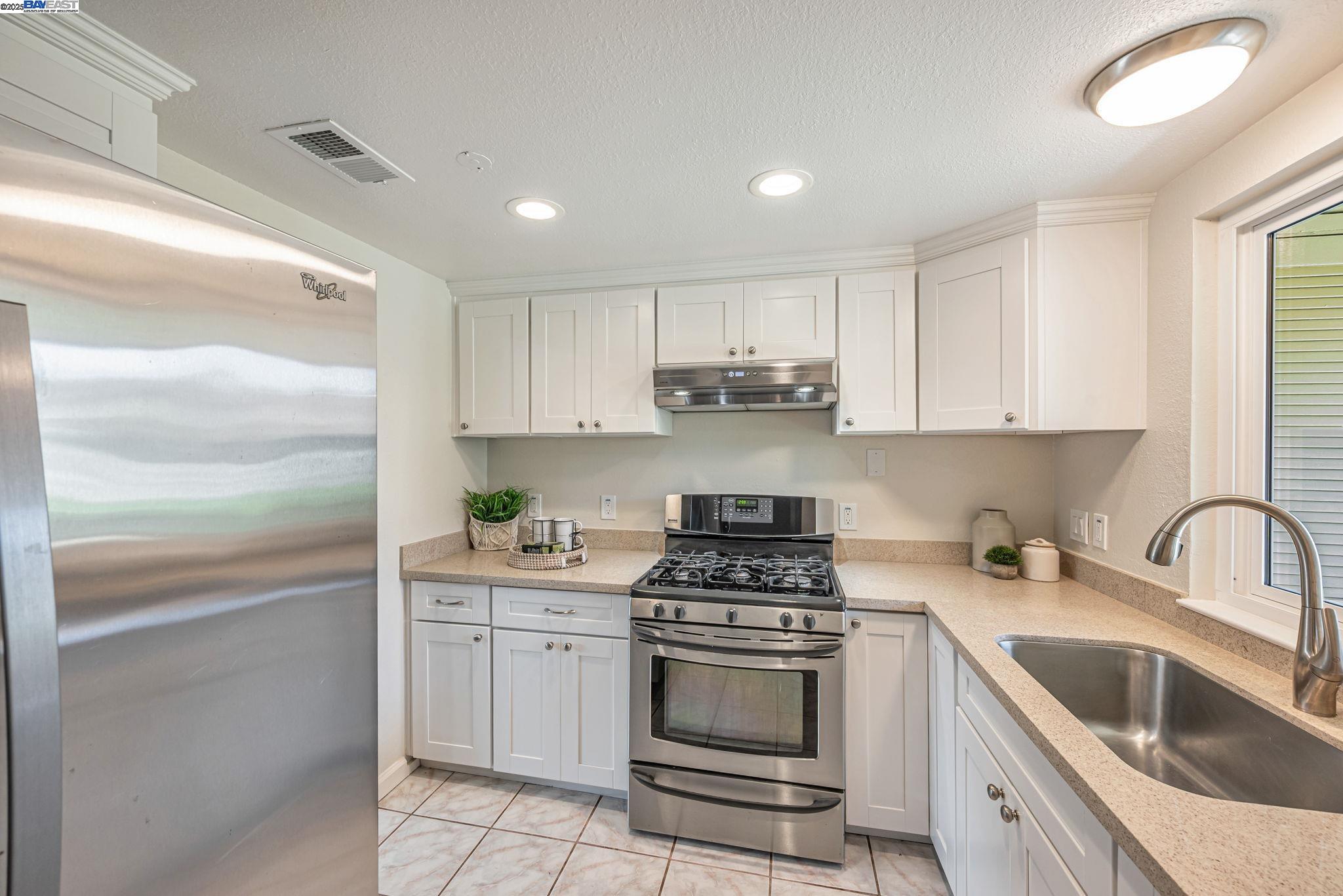 Detail Gallery Image 5 of 28 For 2751 Duhallow Way, South San Francisco,  CA 94080 - 3 Beds | 1/1 Baths