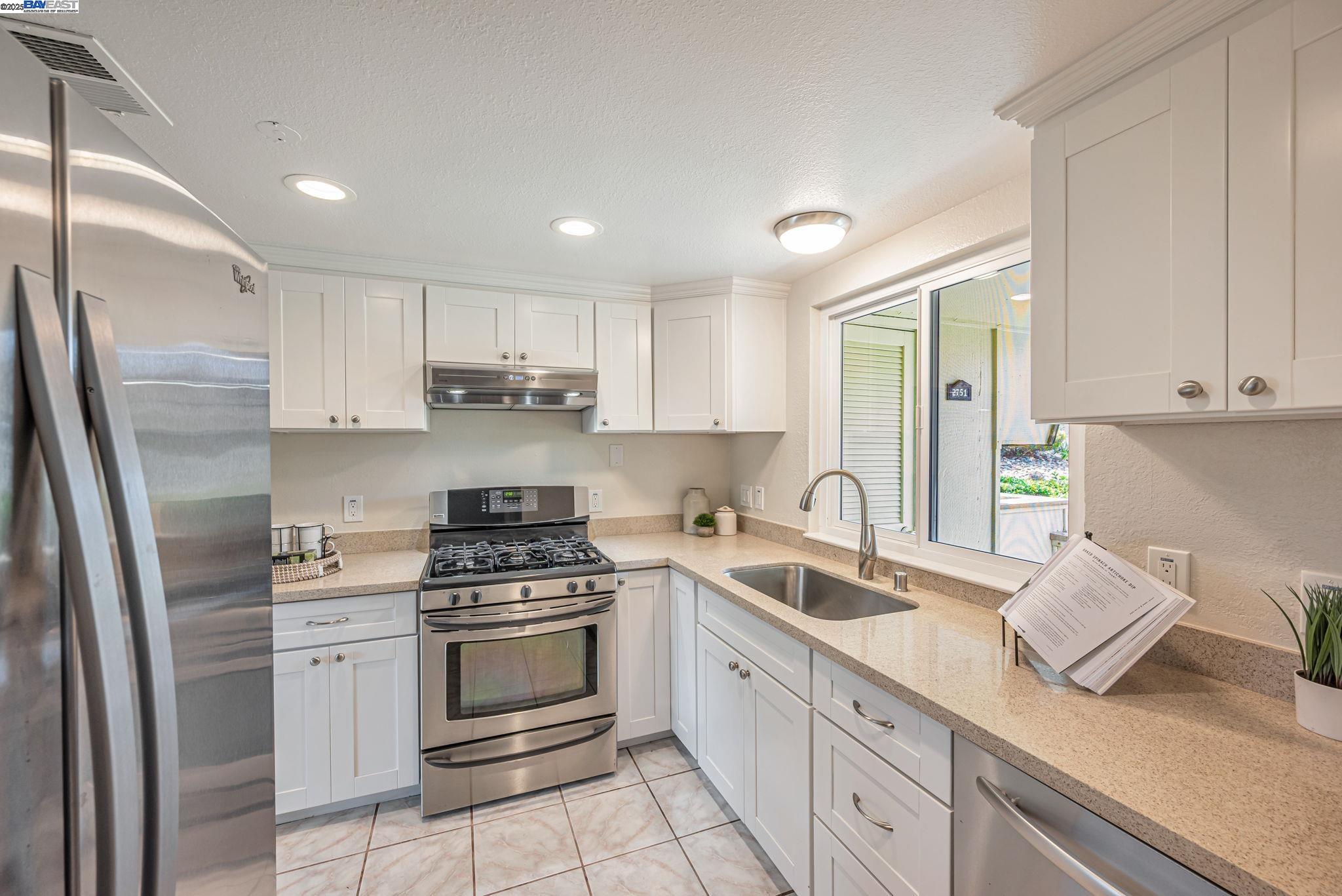 Detail Gallery Image 6 of 28 For 2751 Duhallow Way, South San Francisco,  CA 94080 - 3 Beds | 1/1 Baths