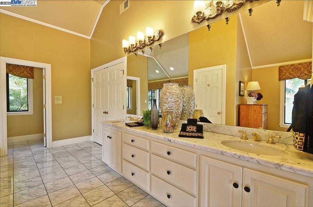 Detail Gallery Image 11 of 17 For 5045 Blackhawk Dr., Danville,  CA 94506 - 4 Beds | 3 Baths