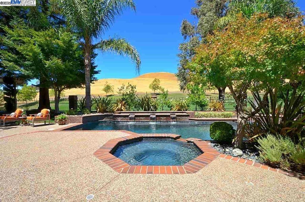 Detail Gallery Image 14 of 17 For 5045 Blackhawk Dr., Danville,  CA 94506 - 4 Beds | 3 Baths