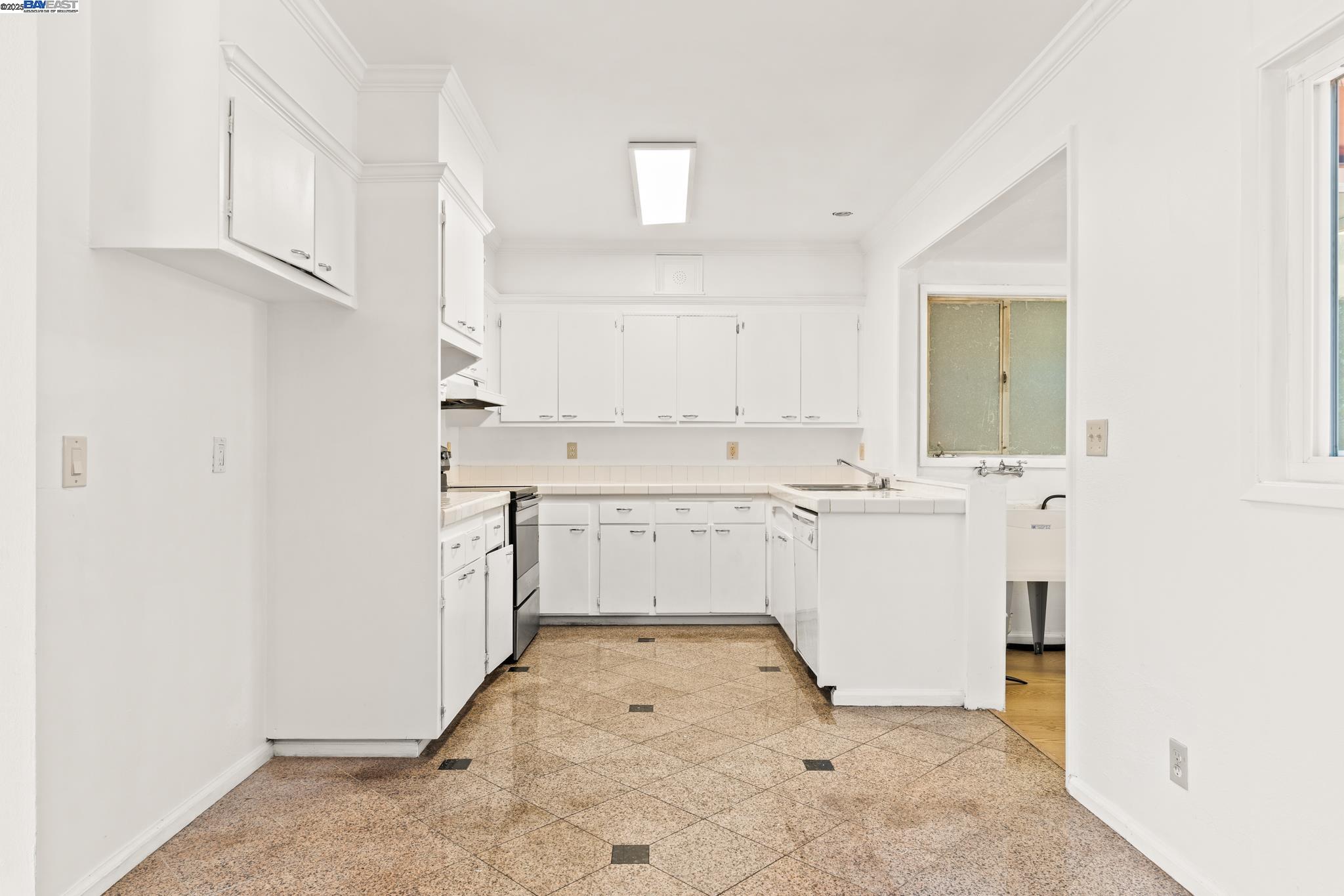 Detail Gallery Image 11 of 49 For 1015 82nd Ave, Oakland,  CA 94621 - 5 Beds | 3 Baths