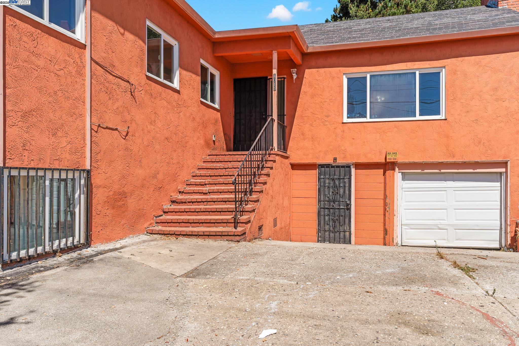 Detail Gallery Image 3 of 49 For 1015 82nd Ave, Oakland,  CA 94621 - 5 Beds | 3 Baths