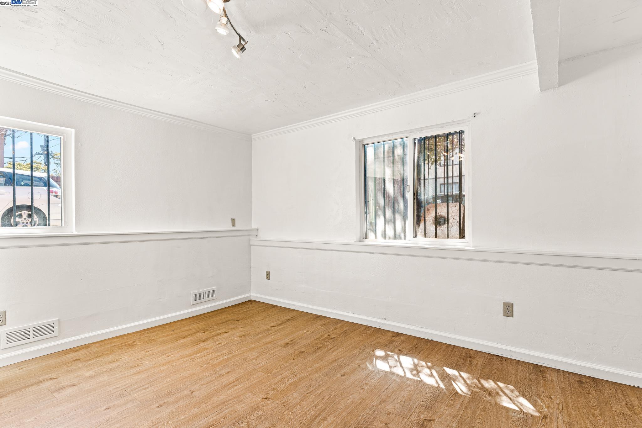 Detail Gallery Image 25 of 49 For 1015 82nd Ave, Oakland,  CA 94621 - 5 Beds | 3 Baths