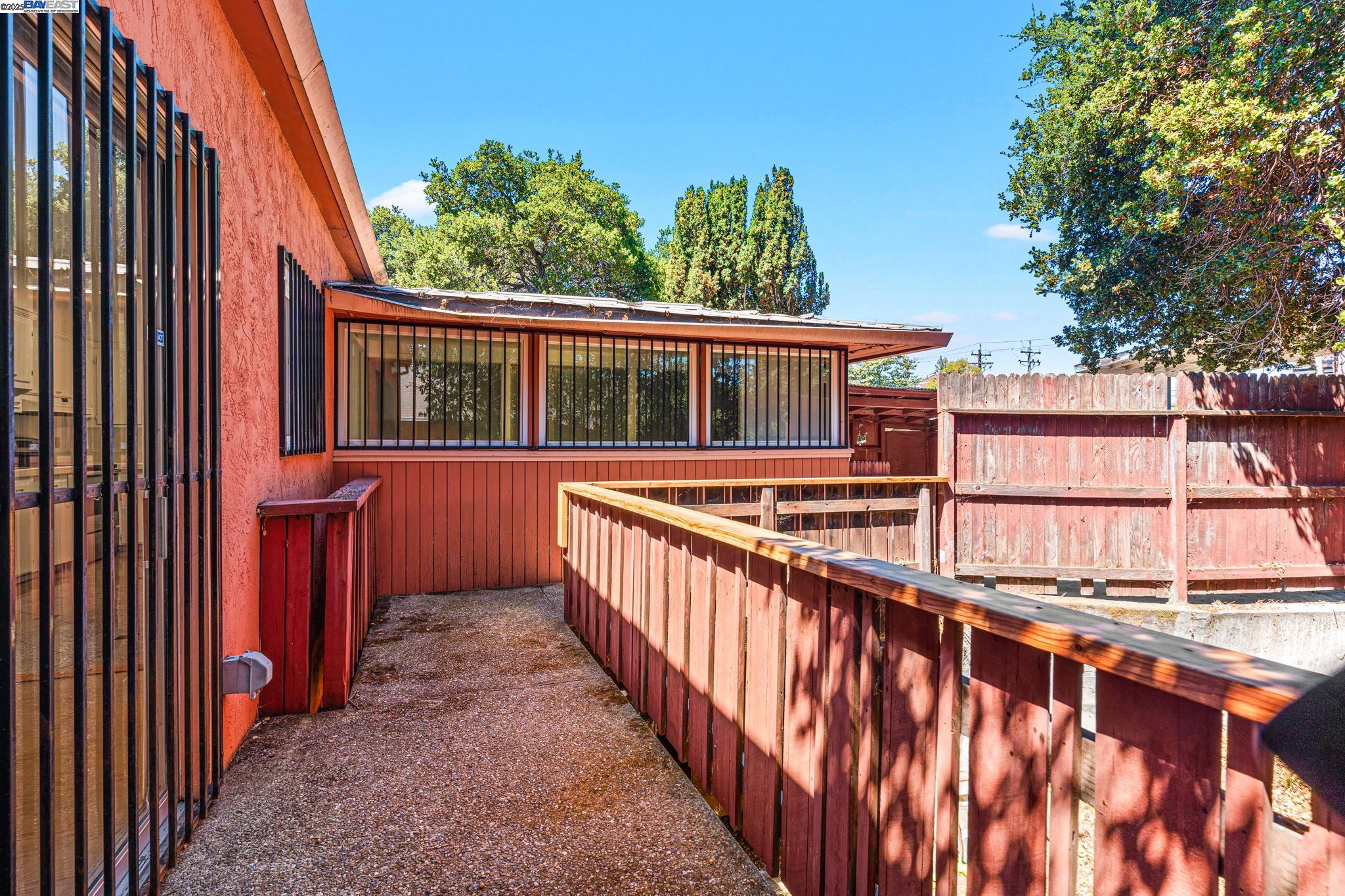 Detail Gallery Image 37 of 49 For 1015 82nd Ave, Oakland,  CA 94621 - 5 Beds | 3 Baths