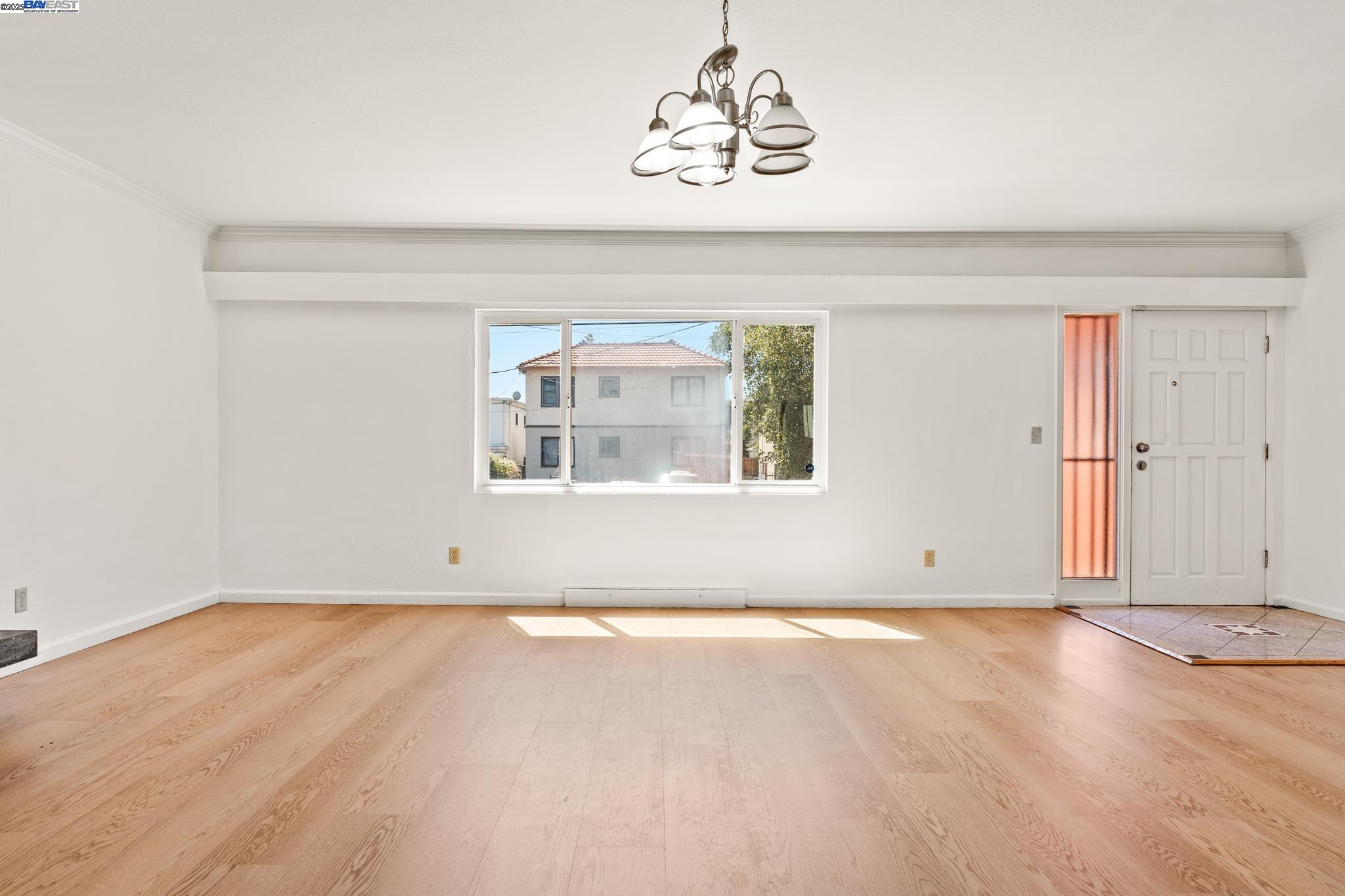 Detail Gallery Image 5 of 49 For 1015 82nd Ave, Oakland,  CA 94621 - 5 Beds | 3 Baths