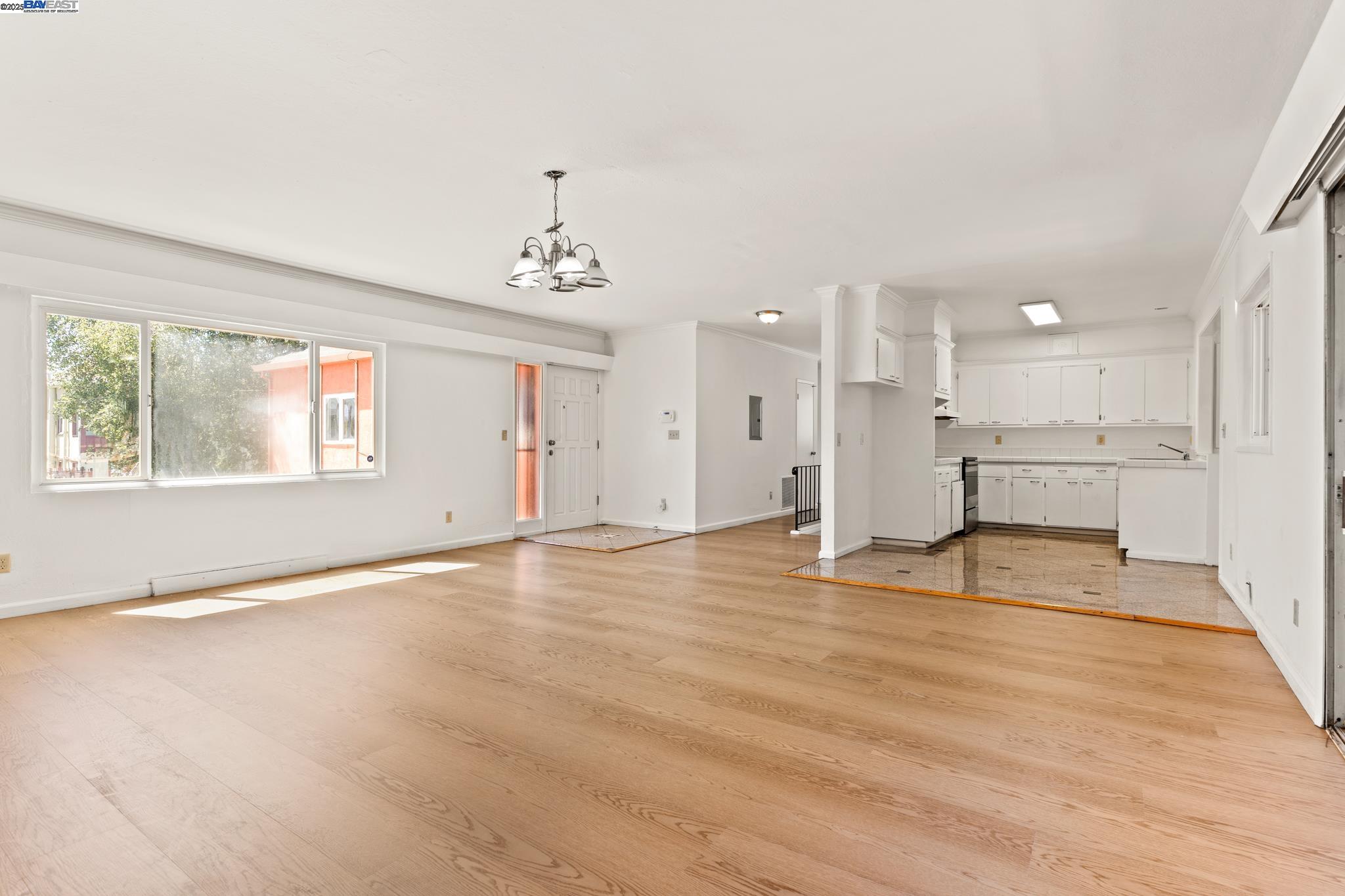 Detail Gallery Image 7 of 49 For 1015 82nd Ave, Oakland,  CA 94621 - 5 Beds | 3 Baths