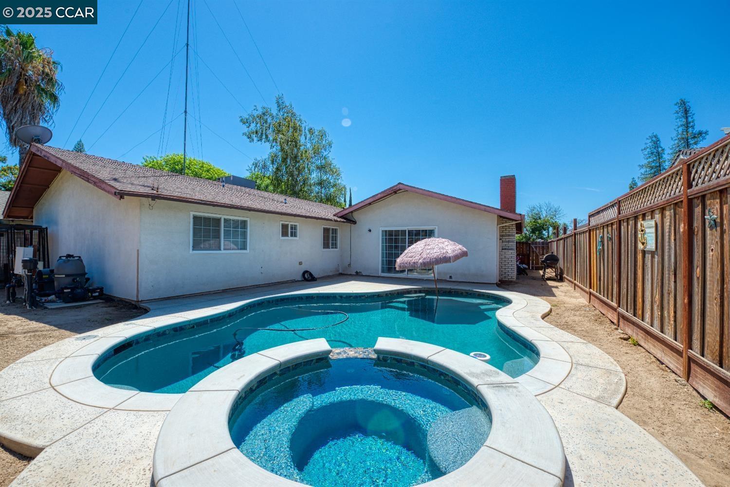 Detail Gallery Image 2 of 14 For 3040 Maplenut Ave., Modesto,  CA 95350 - 5 Beds | 2 Baths