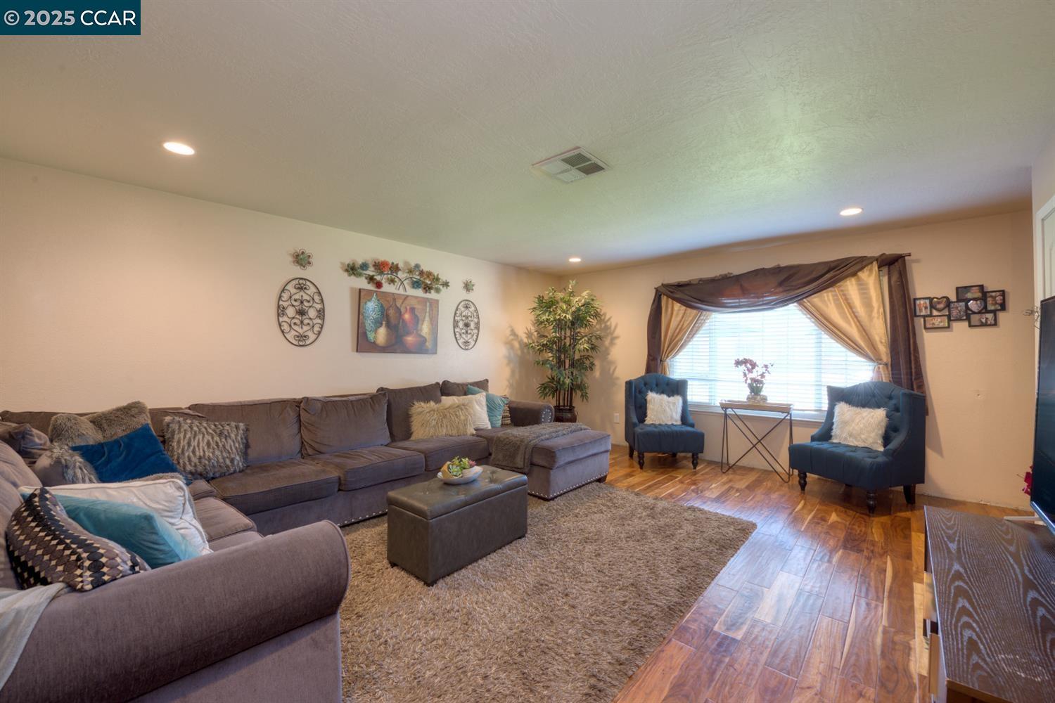 Detail Gallery Image 5 of 14 For 3040 Maplenut Ave., Modesto,  CA 95350 - 5 Beds | 2 Baths