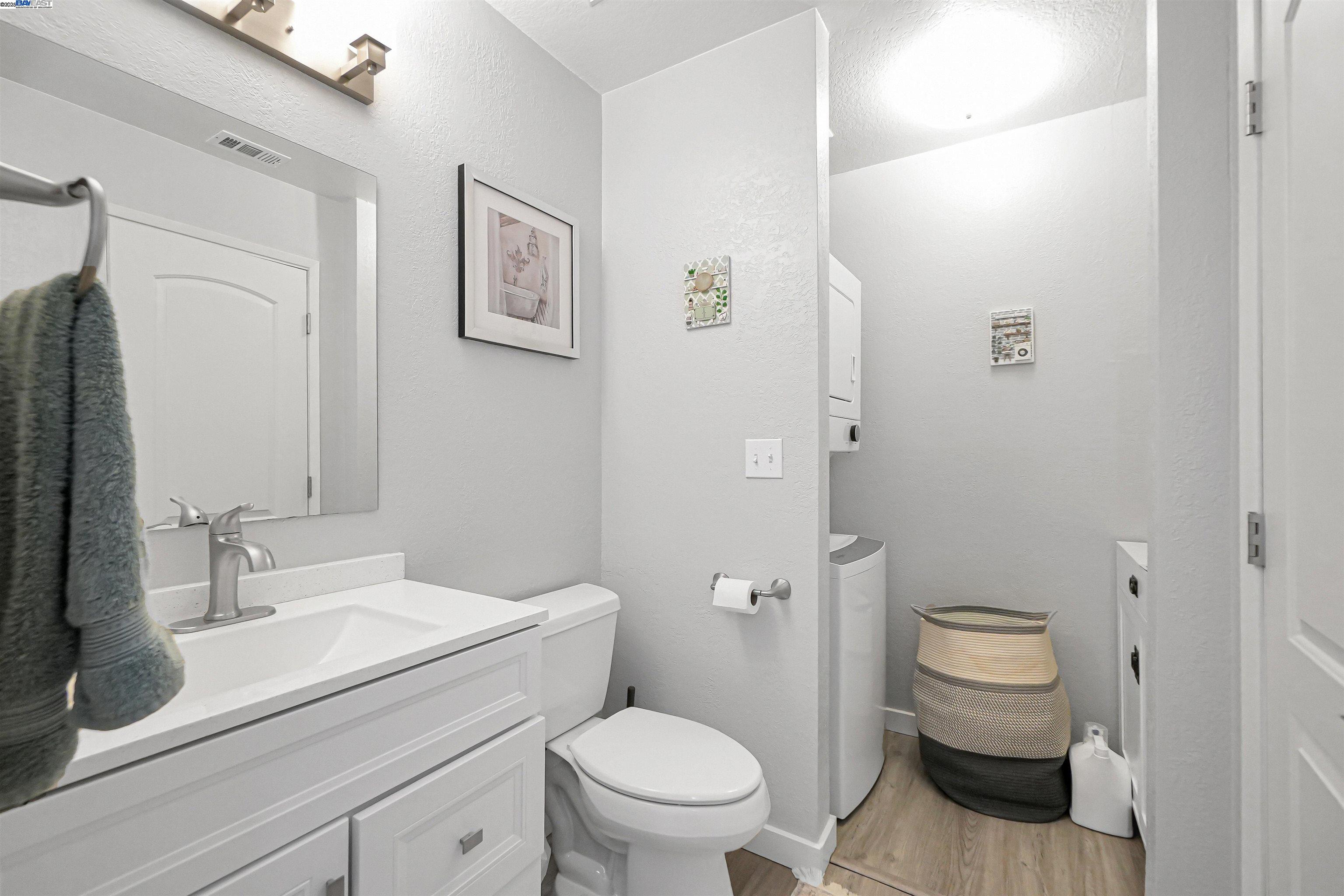 2437 Saint Helena Dr # 4, Hayward, California 94542, 2 Bedrooms Bedrooms, 4 Rooms Rooms,1 BathroomBathrooms,Residential,For Sale,2437 Saint Helena Dr # 4,41106698