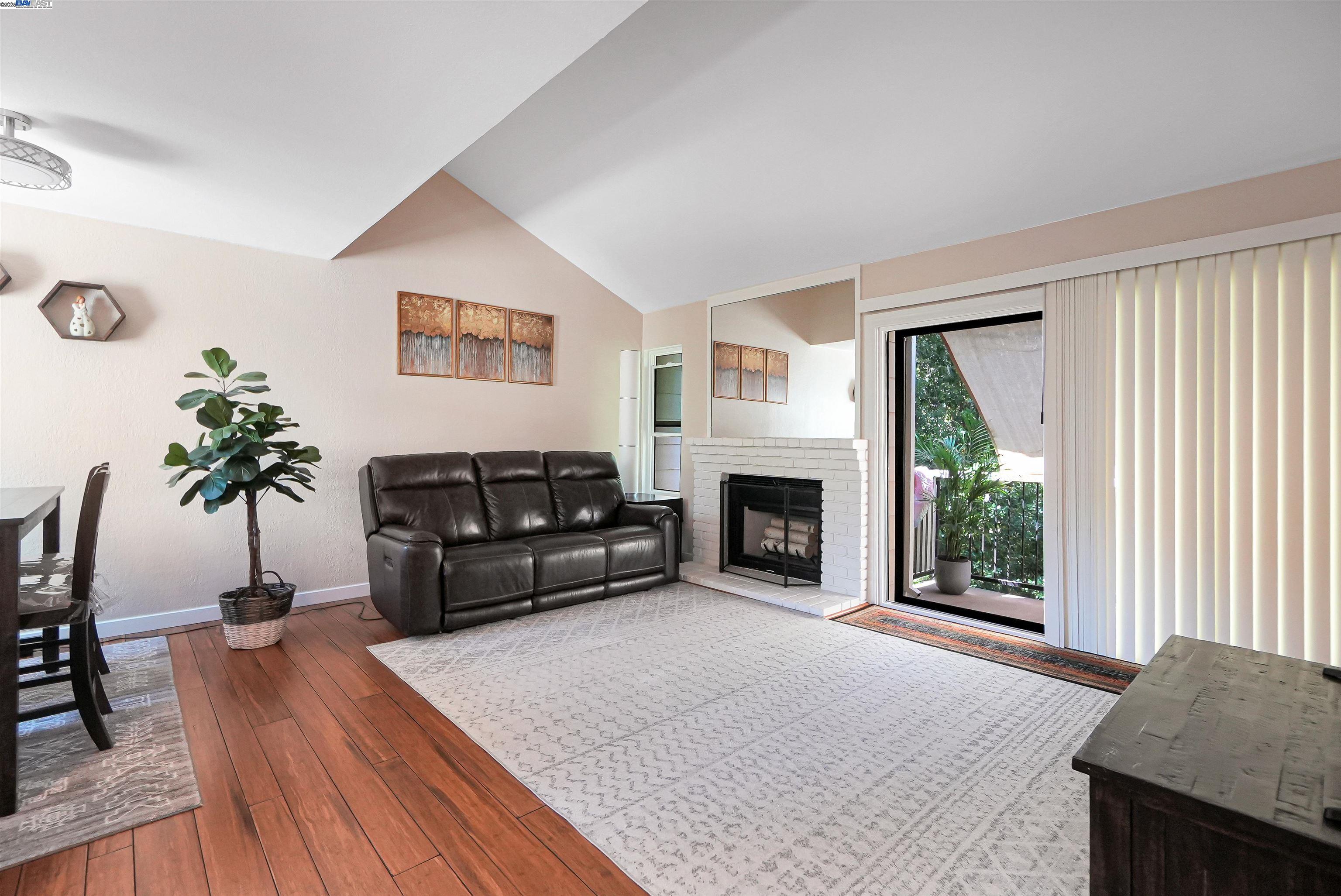 2437 Saint Helena Dr # 4, Hayward, California 94542, 2 Bedrooms Bedrooms, 4 Rooms Rooms,1 BathroomBathrooms,Residential,For Sale,2437 Saint Helena Dr # 4,41106698