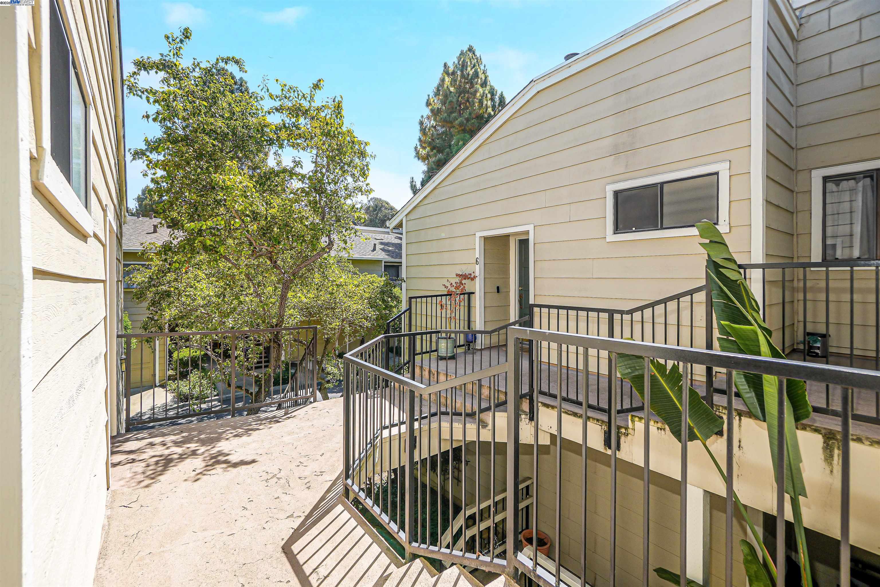 2437 Saint Helena Dr # 4, Hayward, California 94542, 2 Bedrooms Bedrooms, 4 Rooms Rooms,1 BathroomBathrooms,Residential,For Sale,2437 Saint Helena Dr # 4,41106698