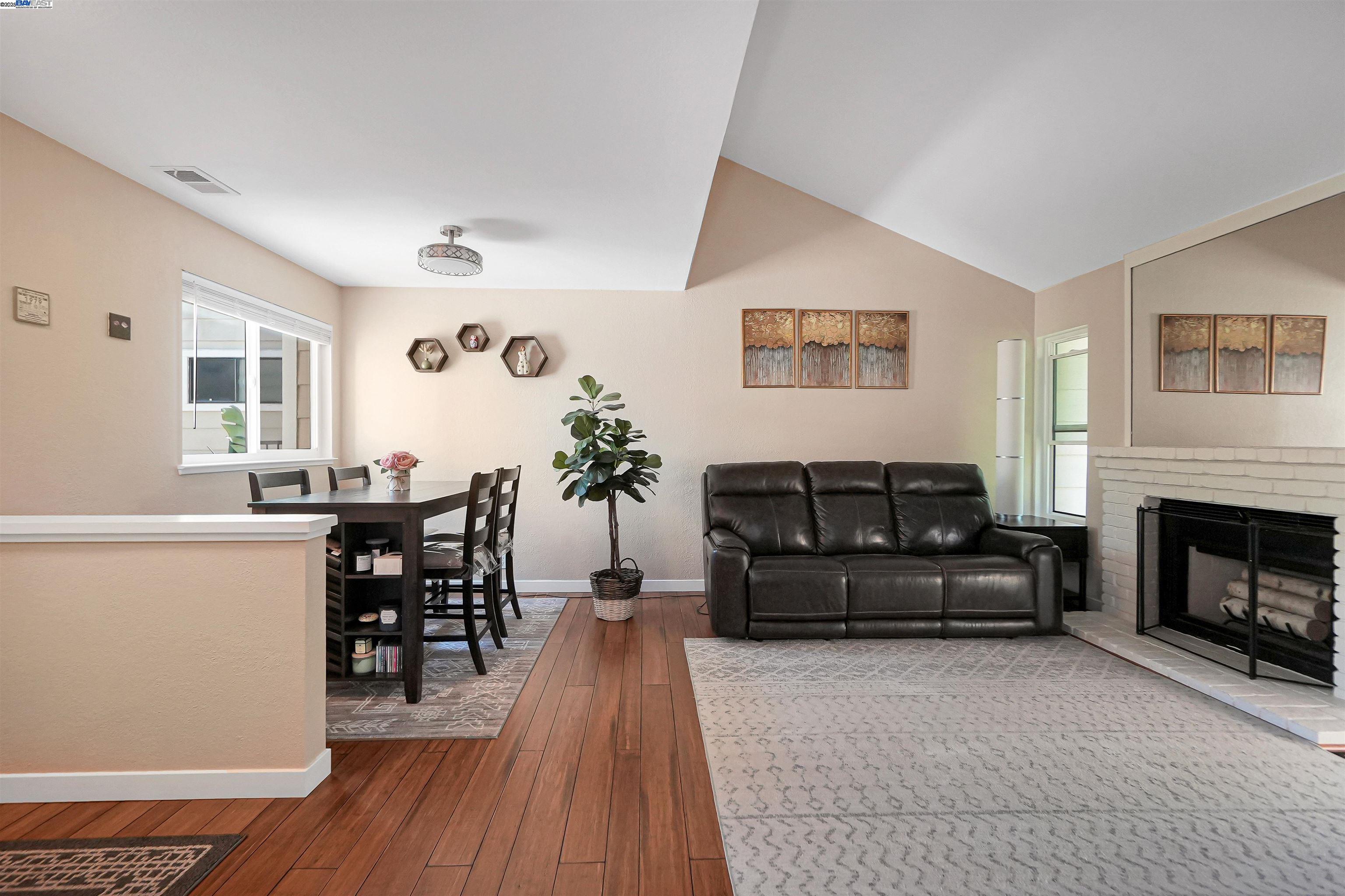 2437 Saint Helena Dr # 4, Hayward, California 94542, 2 Bedrooms Bedrooms, 4 Rooms Rooms,1 BathroomBathrooms,Residential,For Sale,2437 Saint Helena Dr # 4,41106698