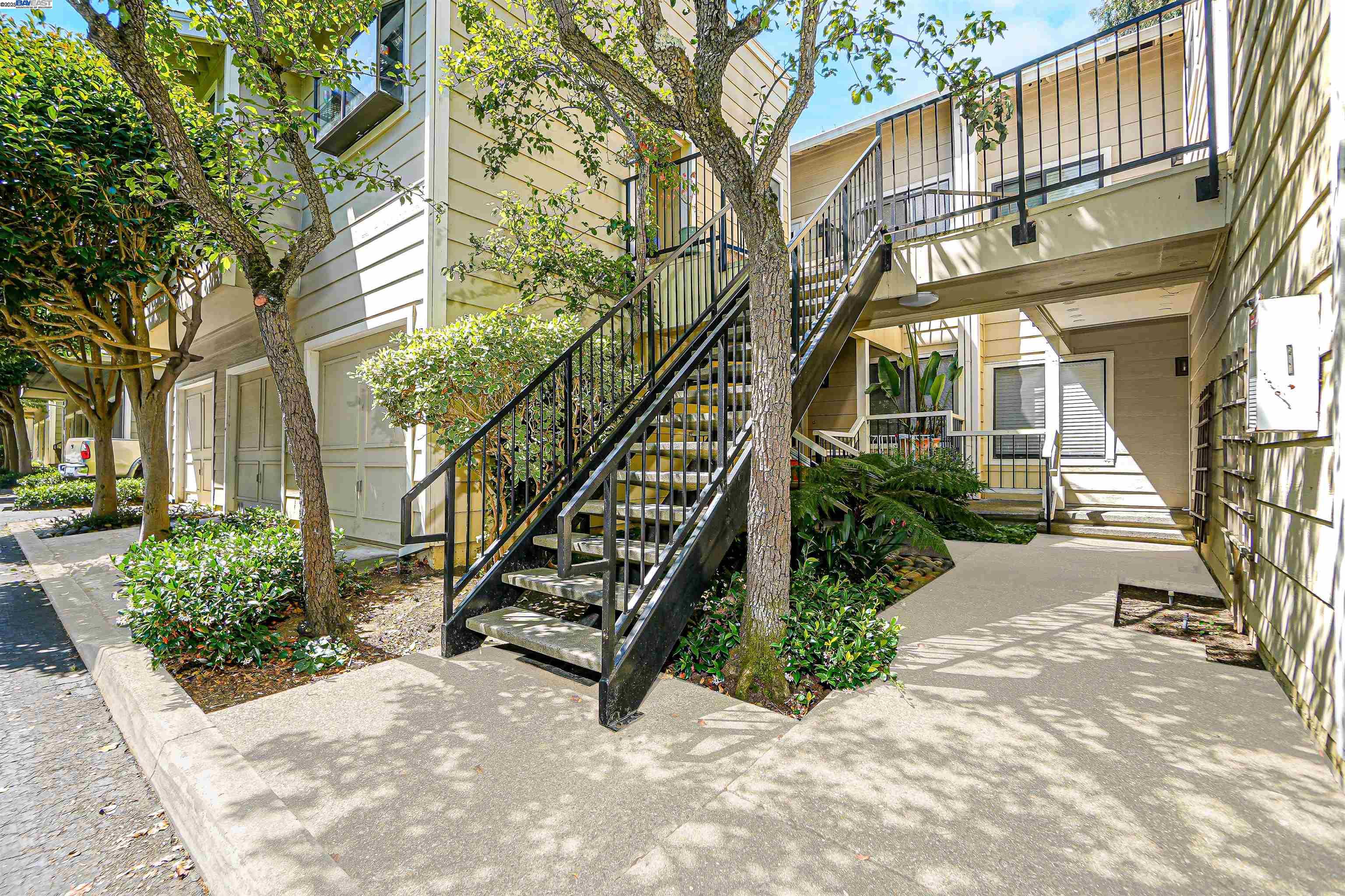 2437 Saint Helena Dr # 4, Hayward, California 94542, 2 Bedrooms Bedrooms, 4 Rooms Rooms,1 BathroomBathrooms,Residential,For Sale,2437 Saint Helena Dr # 4,41106698