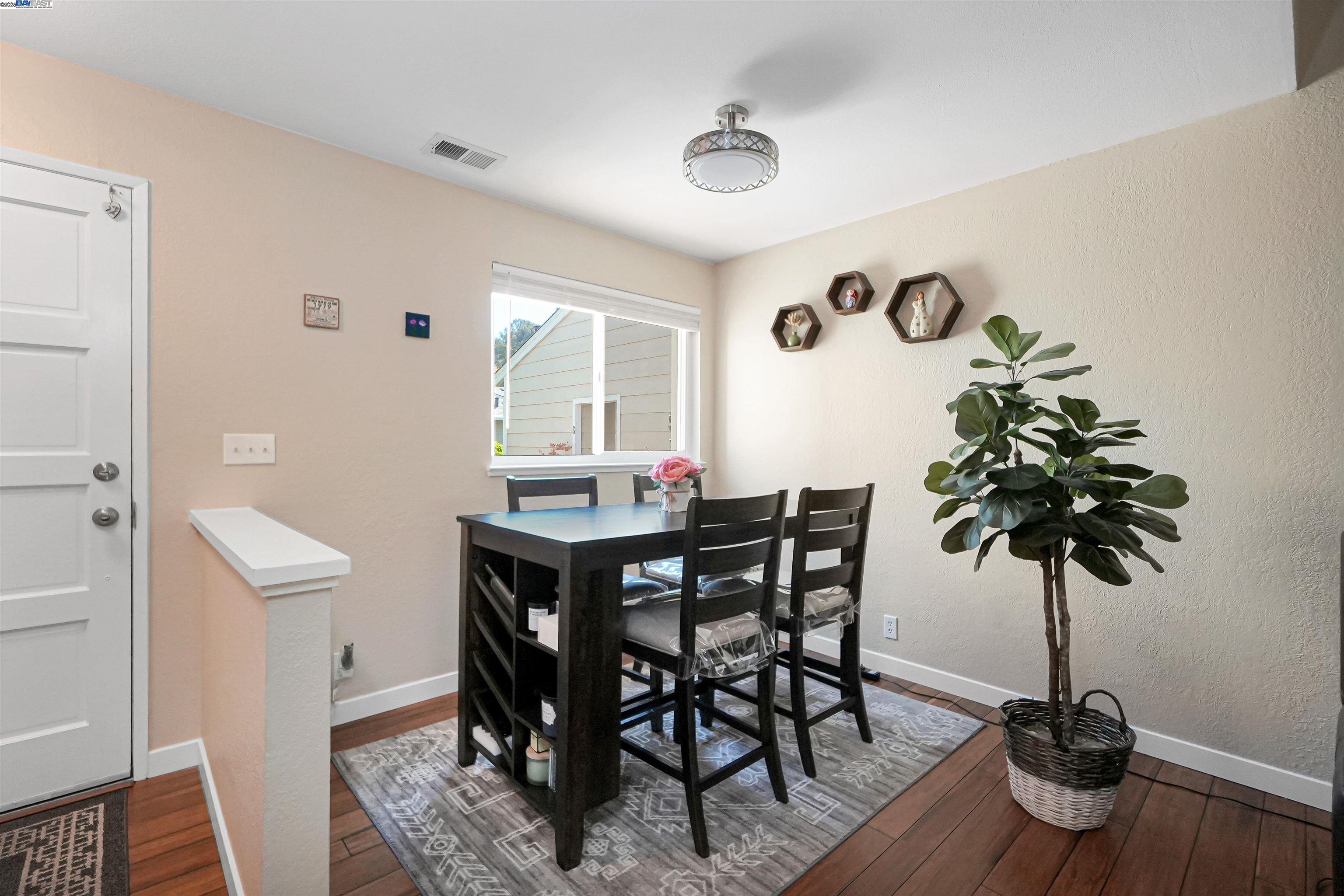 2437 Saint Helena Dr # 4, Hayward, California 94542, 2 Bedrooms Bedrooms, 4 Rooms Rooms,1 BathroomBathrooms,Residential,For Sale,2437 Saint Helena Dr # 4,41106698