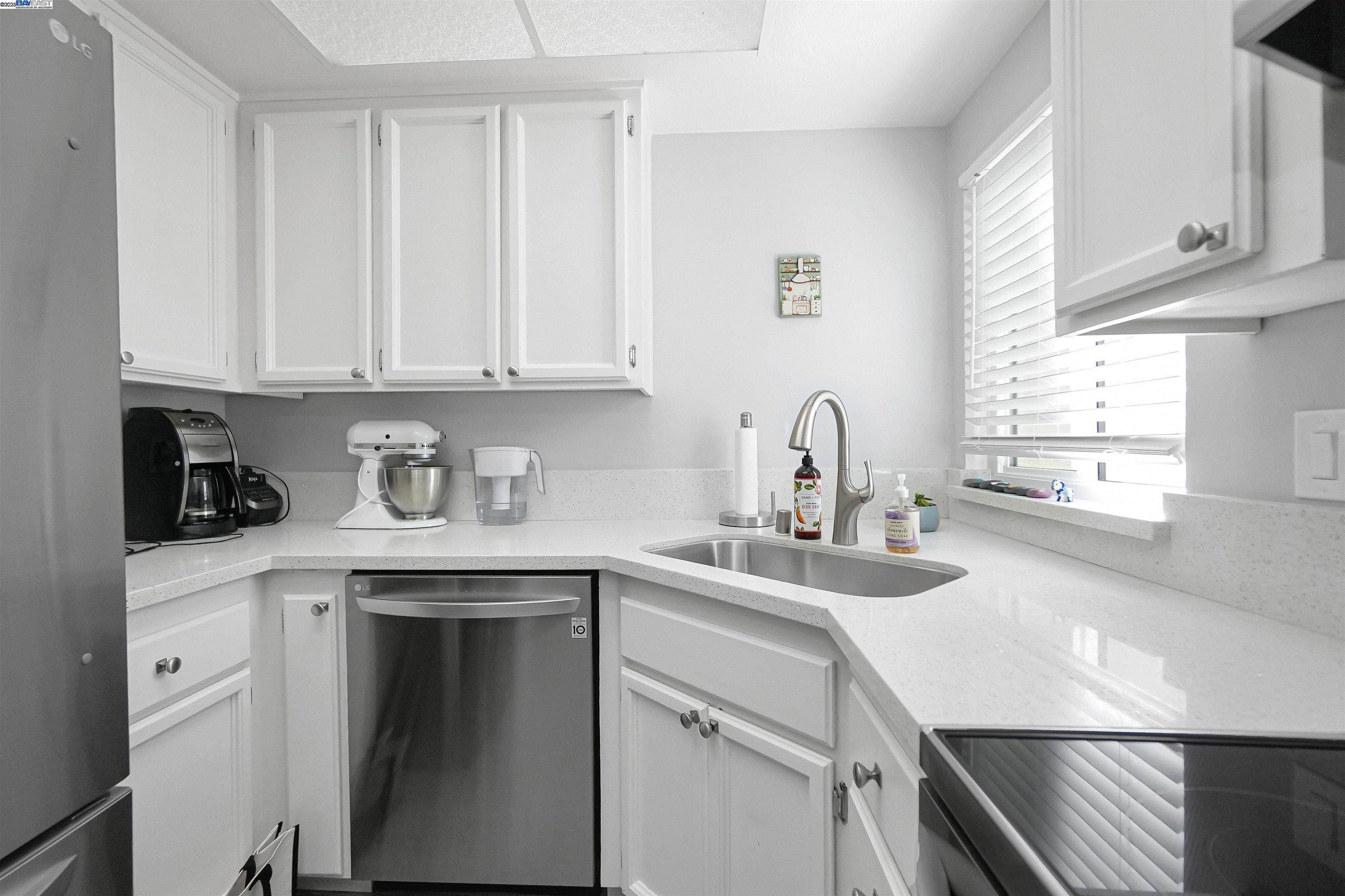 2437 Saint Helena Dr # 4, Hayward, California 94542, 2 Bedrooms Bedrooms, 4 Rooms Rooms,1 BathroomBathrooms,Residential,For Sale,2437 Saint Helena Dr # 4,41106698