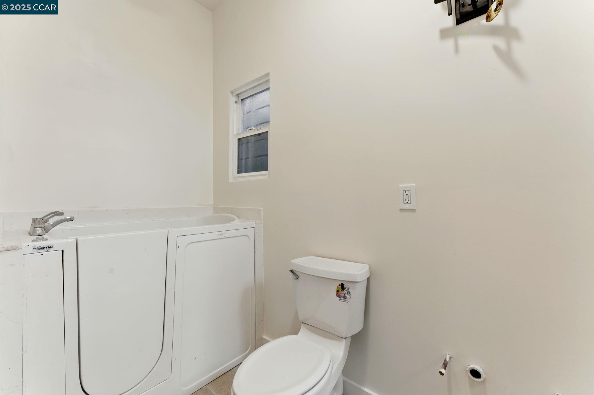2909 Union St, Oakland, California 94608, 3 Bedrooms Bedrooms, 4 Rooms Rooms,2 BathroomsBathrooms,Residential,For Sale,2909 Union St,41106707