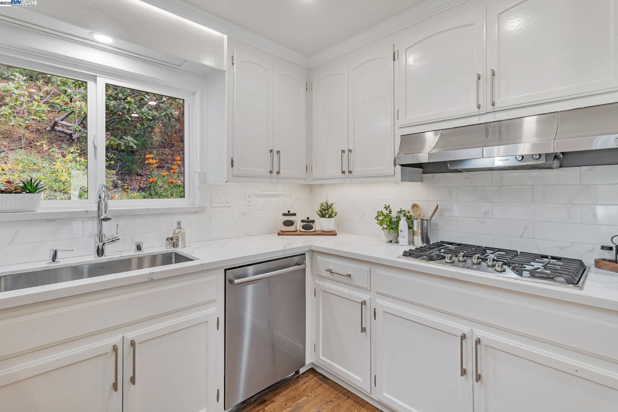 740 Dalehurst, San Mateo, California 94403, 3 Bedrooms Bedrooms, 7 Rooms Rooms,2 BathroomsBathrooms,Residential,For Sale,740 Dalehurst,41106708