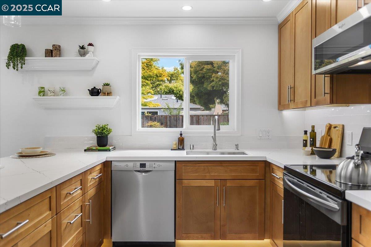 17246 Via La Jolla, San Lorenzo, California 94580, 3 Bedrooms Bedrooms, 6 Rooms Rooms,1 BathroomBathrooms,Residential,For Sale,17246 Via La Jolla,41106709