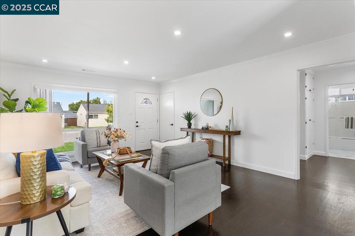 17246 Via La Jolla, San Lorenzo, California 94580, 3 Bedrooms Bedrooms, 6 Rooms Rooms,1 BathroomBathrooms,Residential,For Sale,17246 Via La Jolla,41106709
