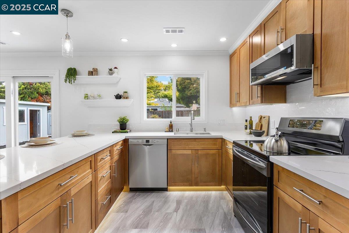 17246 Via La Jolla, San Lorenzo, California 94580, 3 Bedrooms Bedrooms, 6 Rooms Rooms,1 BathroomBathrooms,Residential,For Sale,17246 Via La Jolla,41106709