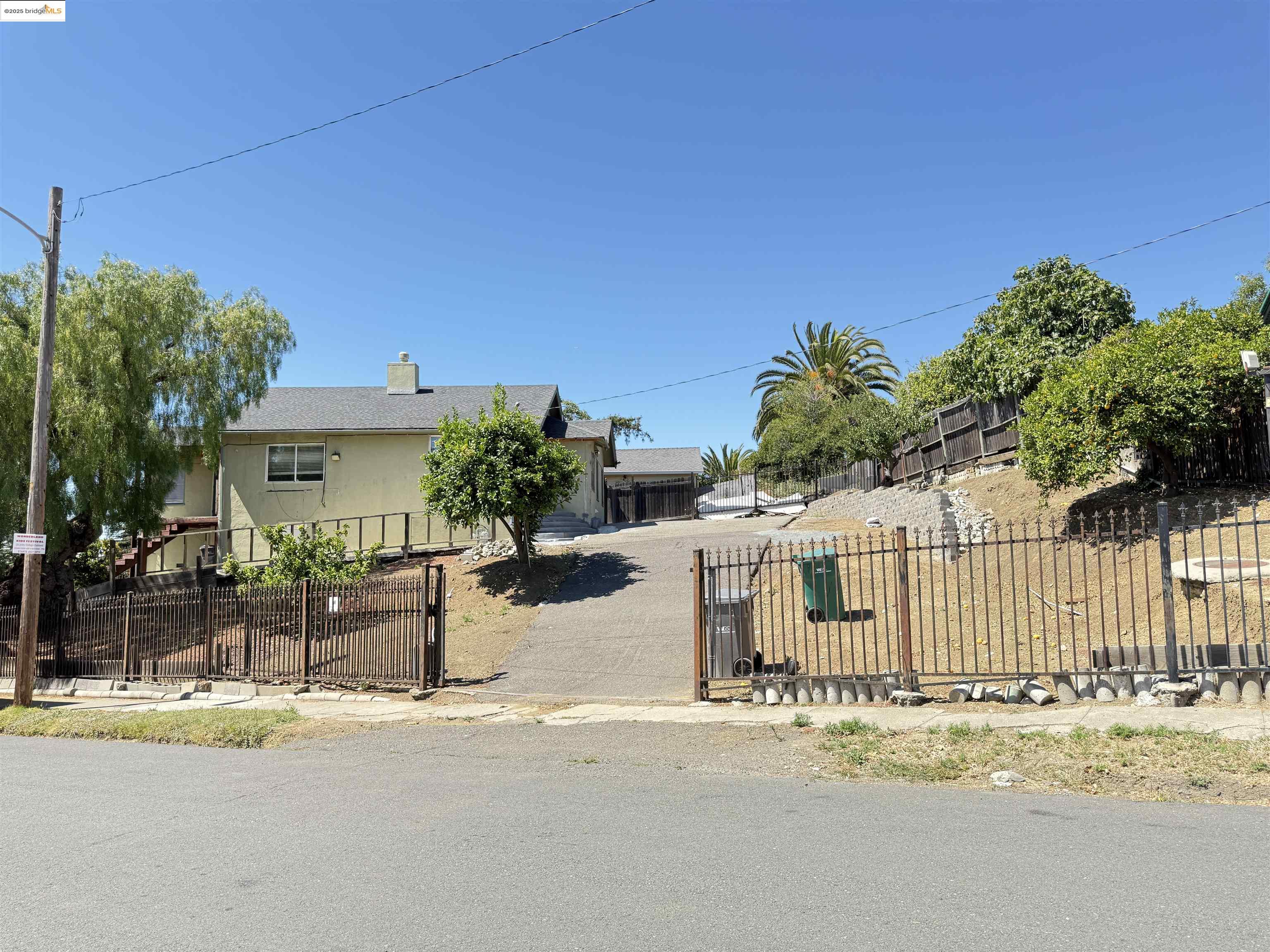 9524 Thermal St, Oakland, California 94605, 2 Bedrooms Bedrooms, 6 Rooms Rooms,1 BathroomBathrooms,Residential,For Sale,9524 Thermal St,41106711