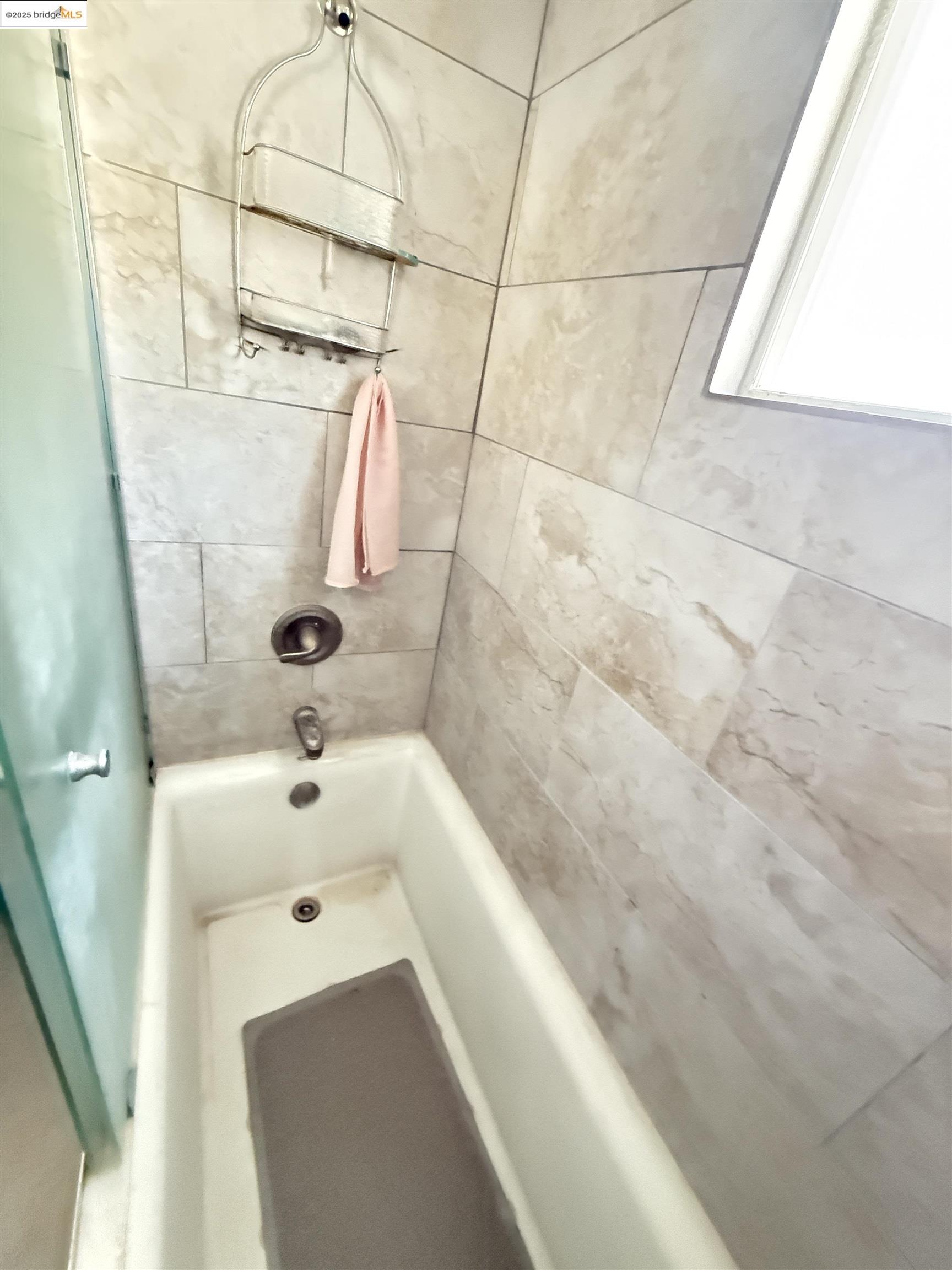 9524 Thermal St, Oakland, California 94605, 2 Bedrooms Bedrooms, 6 Rooms Rooms,1 BathroomBathrooms,Residential,For Sale,9524 Thermal St,41106711