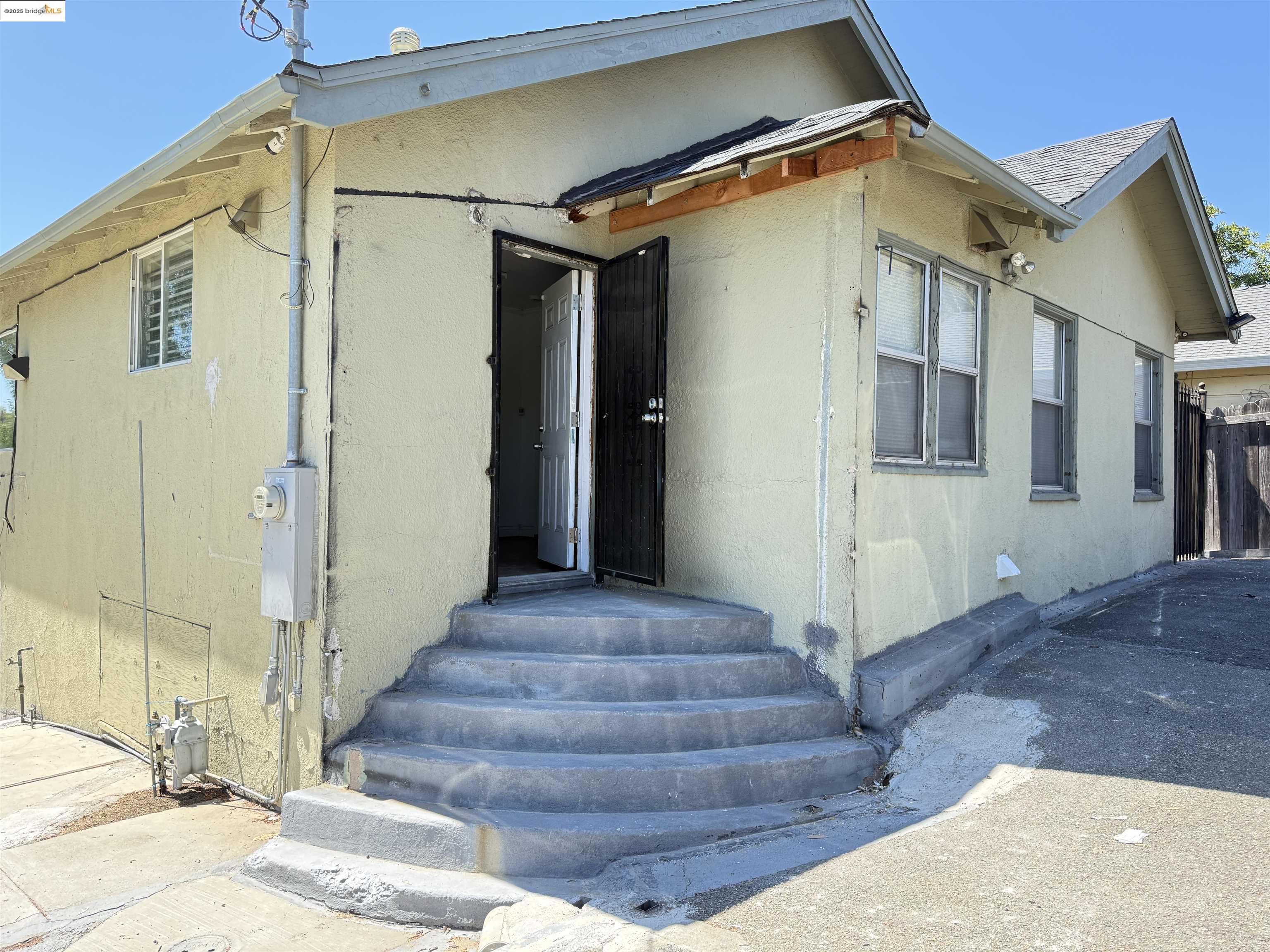 9524 Thermal St, Oakland, California 94605, 2 Bedrooms Bedrooms, 6 Rooms Rooms,1 BathroomBathrooms,Residential,For Sale,9524 Thermal St,41106711
