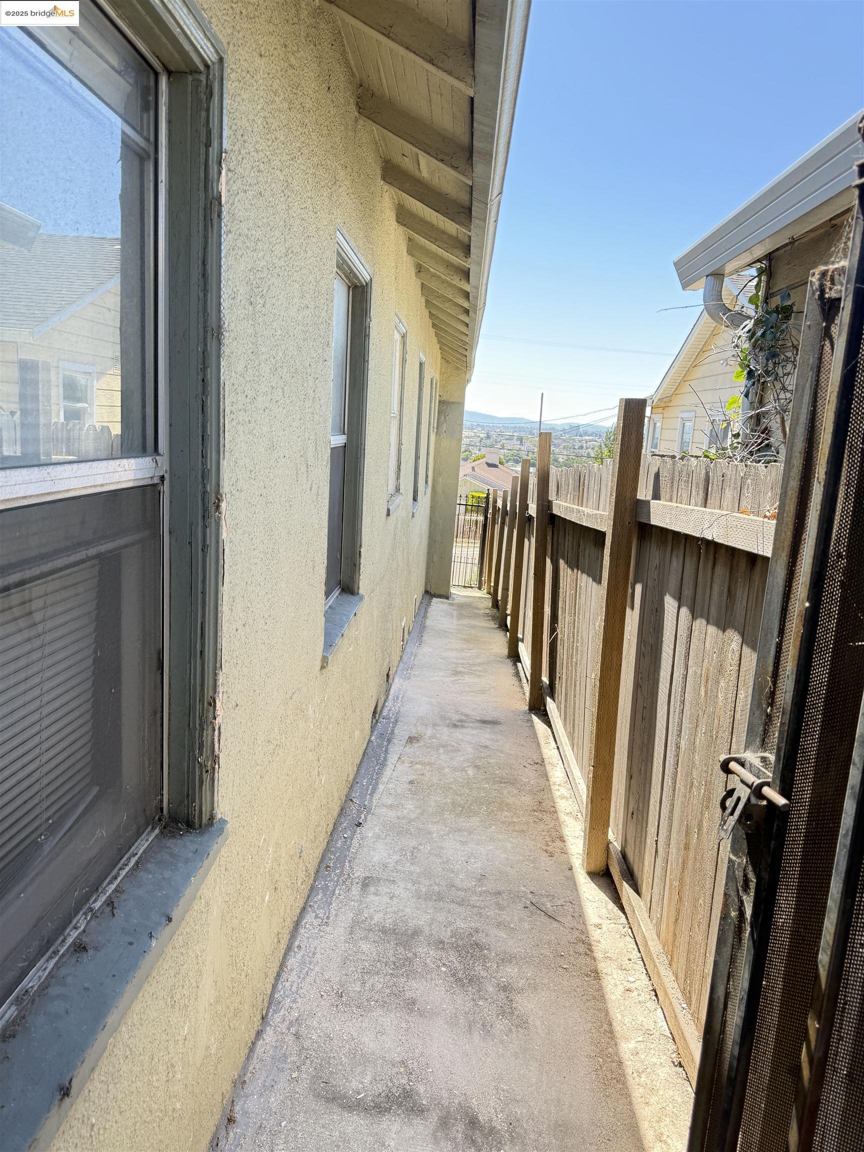 9524 Thermal St, Oakland, California 94605, 2 Bedrooms Bedrooms, 6 Rooms Rooms,1 BathroomBathrooms,Residential,For Sale,9524 Thermal St,41106711