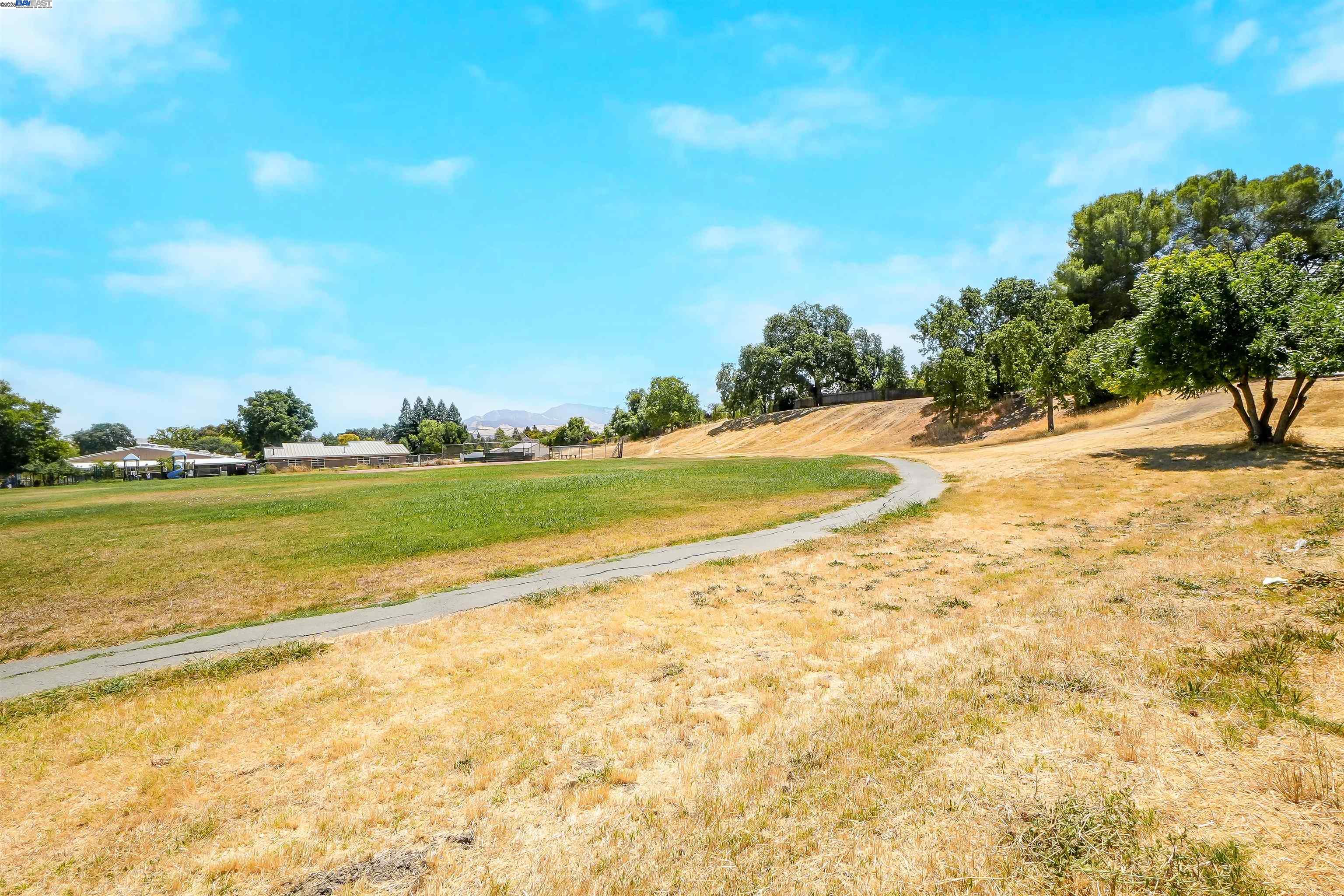 589 Maureen Ln, Pleasant Hill, California 94523, 3 Bedrooms Bedrooms, 8 Rooms Rooms,2 BathroomsBathrooms,Residential,For Sale,589 Maureen Ln,41106713