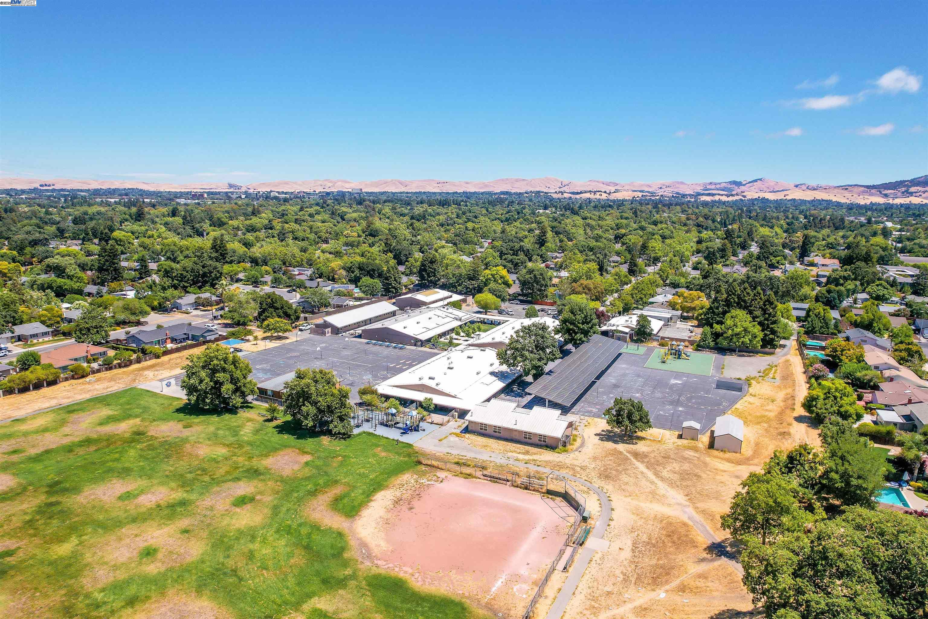 589 Maureen Ln, Pleasant Hill, California 94523, 3 Bedrooms Bedrooms, 8 Rooms Rooms,2 BathroomsBathrooms,Residential,For Sale,589 Maureen Ln,41106713