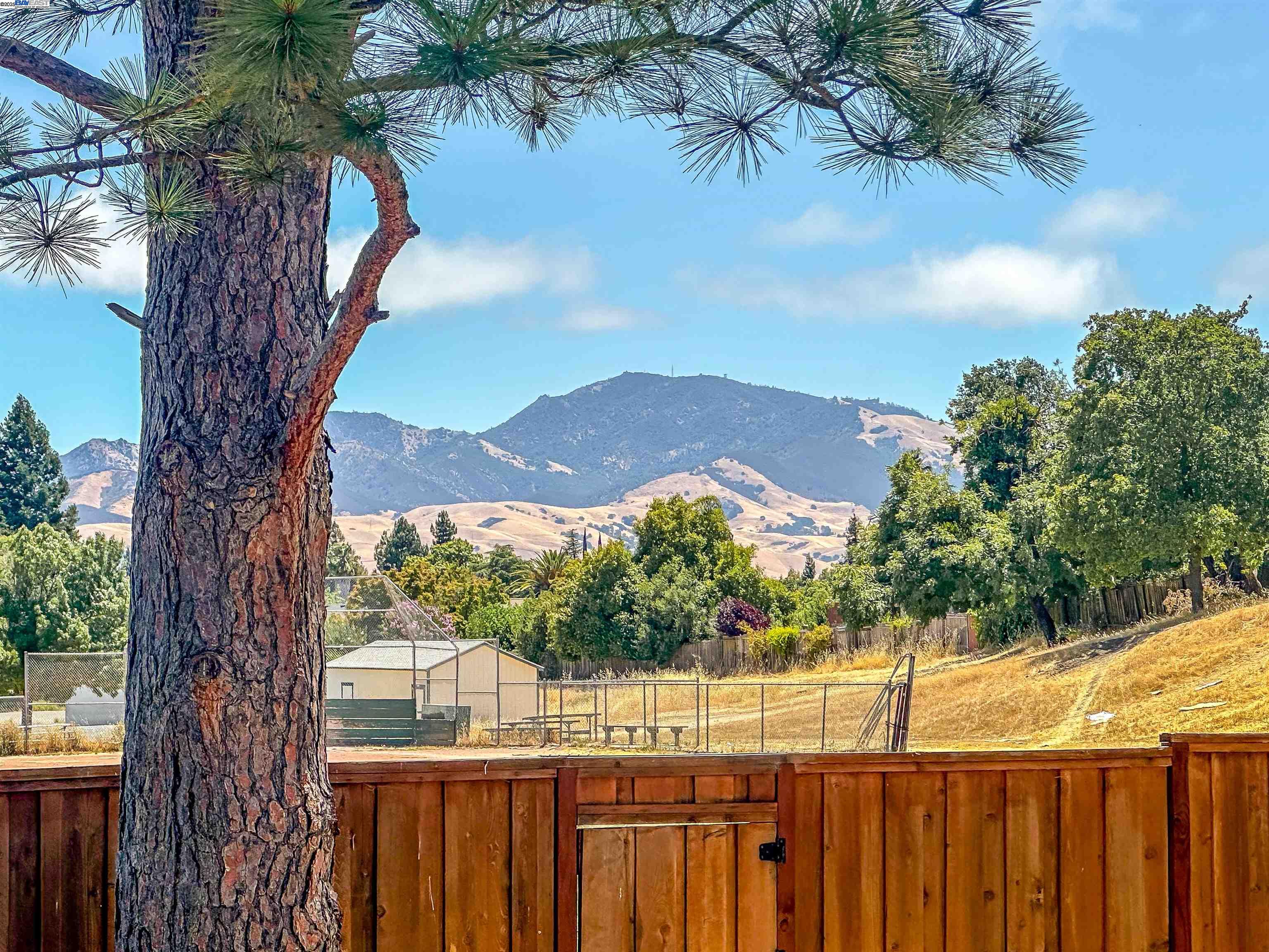 589 Maureen Ln, Pleasant Hill, California 94523, 3 Bedrooms Bedrooms, 8 Rooms Rooms,2 BathroomsBathrooms,Residential,For Sale,589 Maureen Ln,41106713