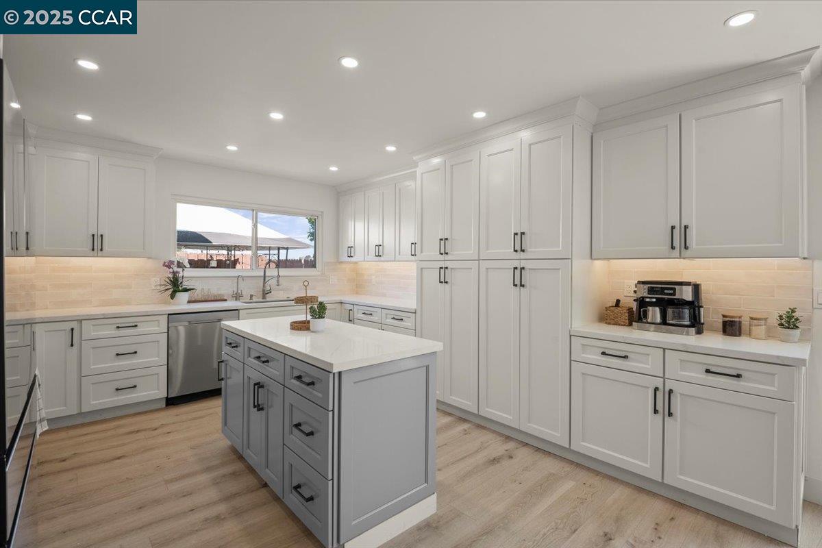 118 Cottonwood Ct, Hercules, California 94547, 3 Bedrooms Bedrooms, 8 Rooms Rooms,2 BathroomsBathrooms,Residential,For Sale,118 Cottonwood Ct,41106714