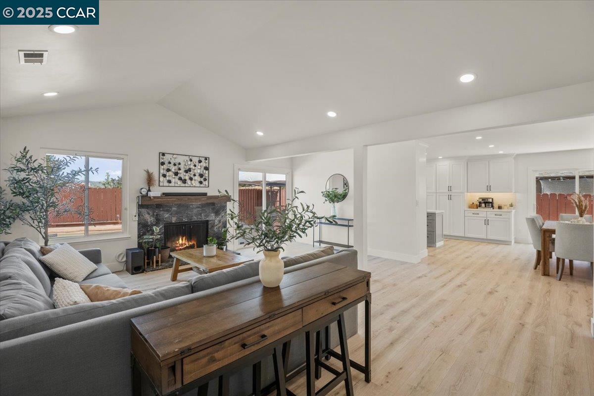 118 Cottonwood Ct, Hercules, California 94547, 3 Bedrooms Bedrooms, 8 Rooms Rooms,2 BathroomsBathrooms,Residential,For Sale,118 Cottonwood Ct,41106714