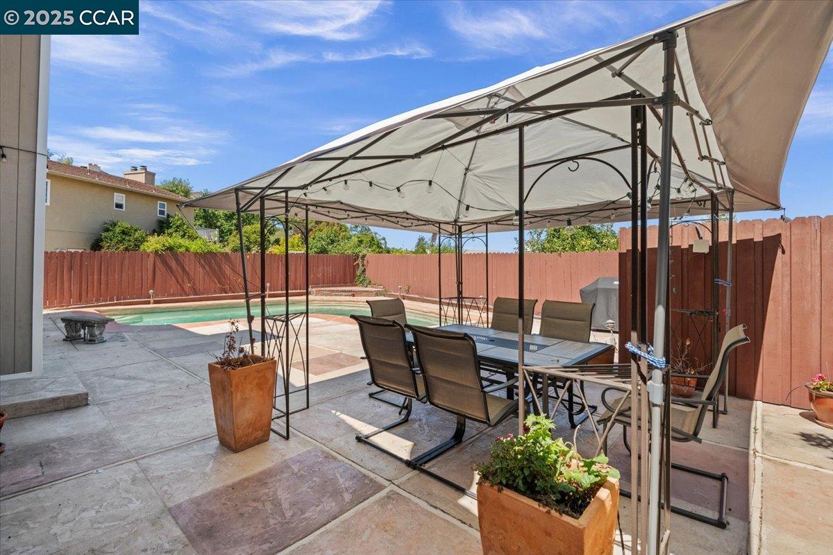 118 Cottonwood Ct, Hercules, California 94547, 3 Bedrooms Bedrooms, 8 Rooms Rooms,2 BathroomsBathrooms,Residential,For Sale,118 Cottonwood Ct,41106714