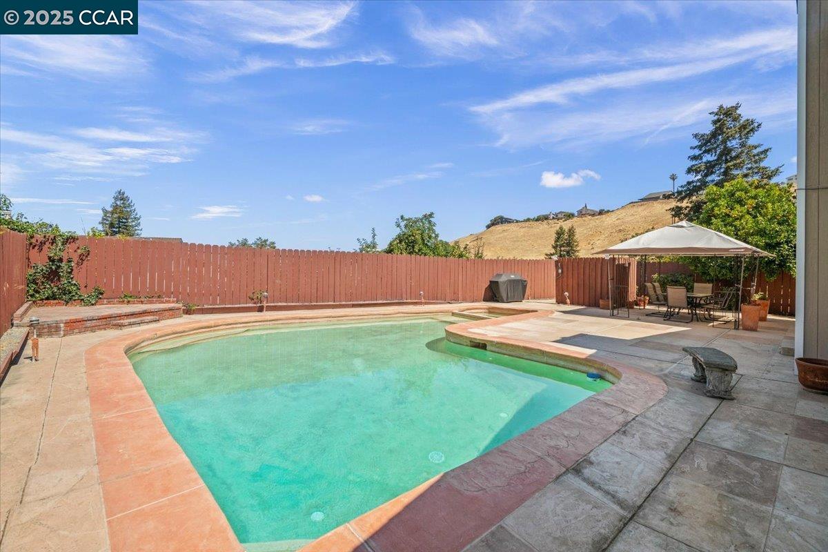 118 Cottonwood Ct, Hercules, California 94547, 3 Bedrooms Bedrooms, 8 Rooms Rooms,2 BathroomsBathrooms,Residential,For Sale,118 Cottonwood Ct,41106714