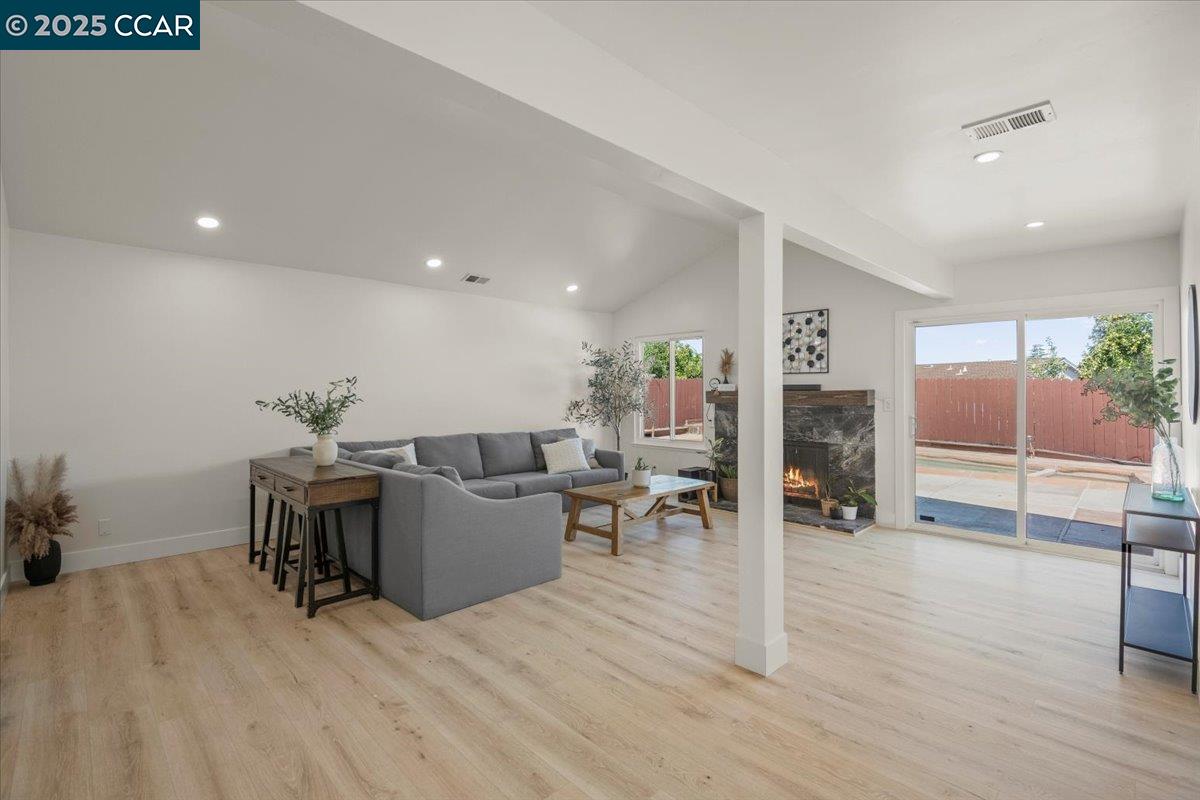 118 Cottonwood Ct, Hercules, California 94547, 3 Bedrooms Bedrooms, 8 Rooms Rooms,2 BathroomsBathrooms,Residential,For Sale,118 Cottonwood Ct,41106714