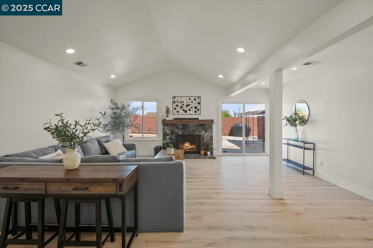 118 Cottonwood Ct, Hercules, California 94547, 3 Bedrooms Bedrooms, 8 Rooms Rooms,2 BathroomsBathrooms,Residential,For Sale,118 Cottonwood Ct,41106714