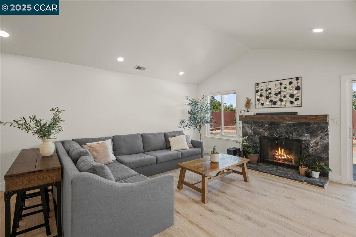 118 Cottonwood Ct, Hercules, California 94547, 3 Bedrooms Bedrooms, 8 Rooms Rooms,2 BathroomsBathrooms,Residential,For Sale,118 Cottonwood Ct,41106714